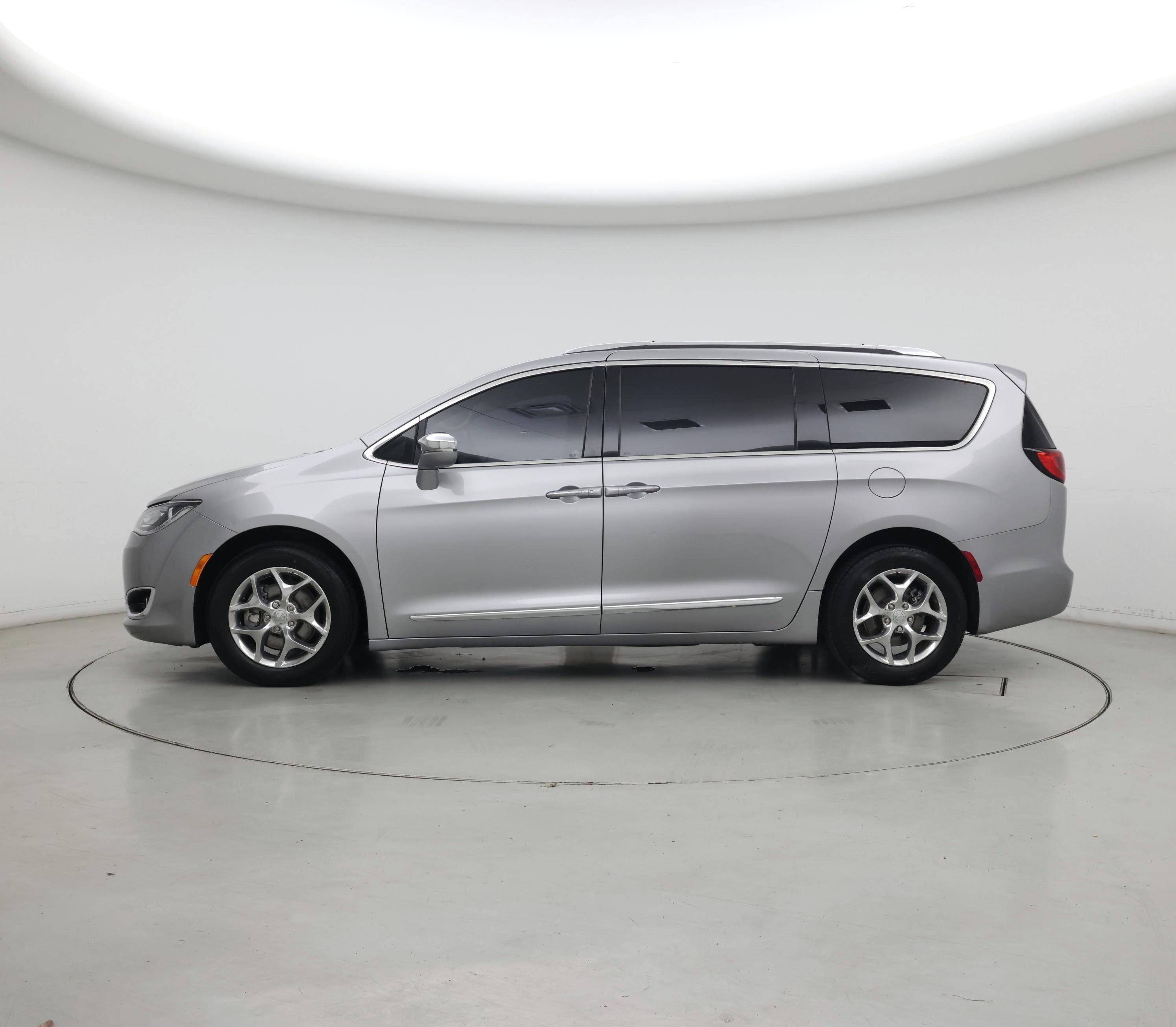 Thumbnail: 2017 Chrysler Pacifica - 3