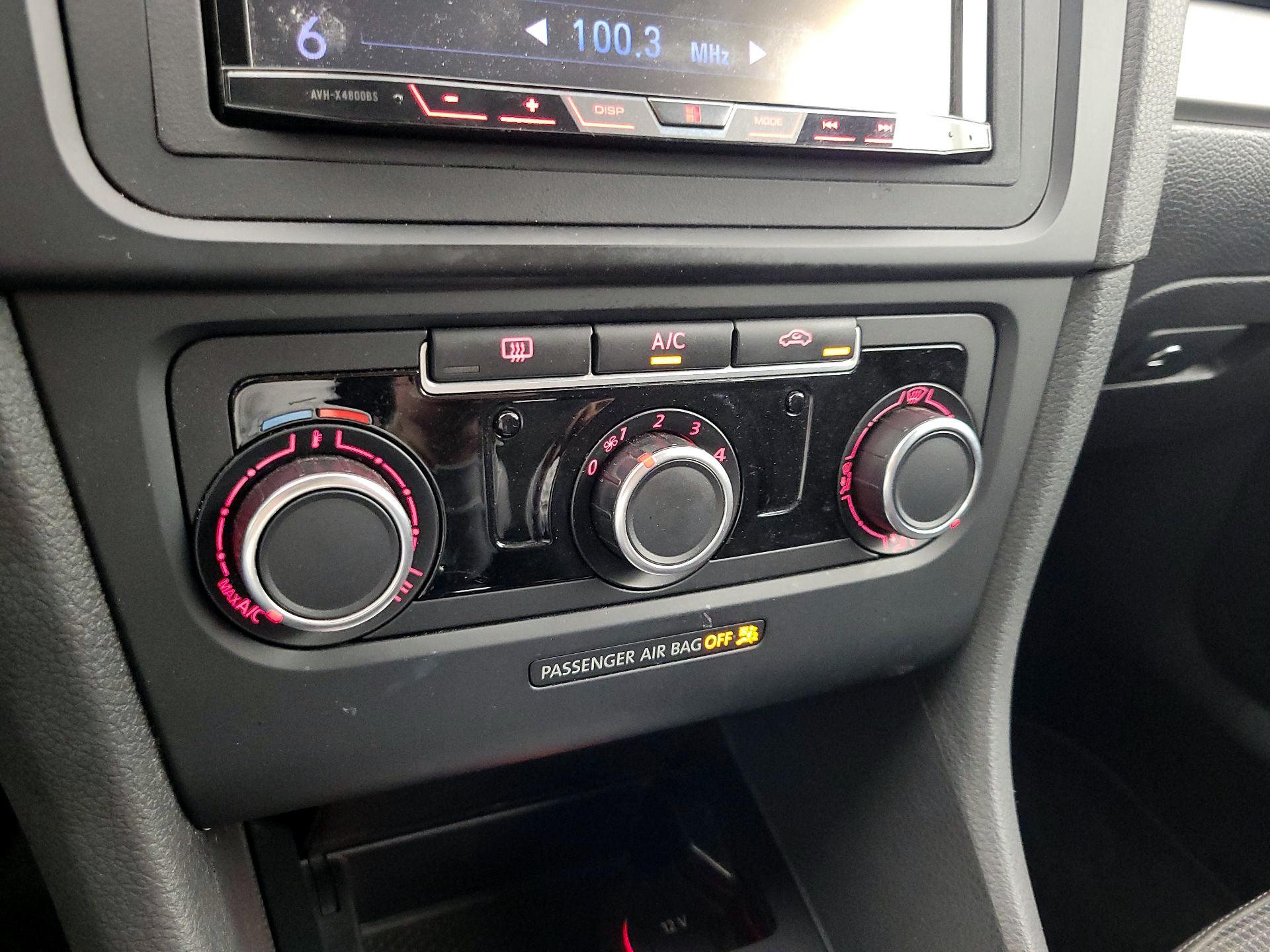 Thumbnail: 2014 Volkswagen Golf - 16