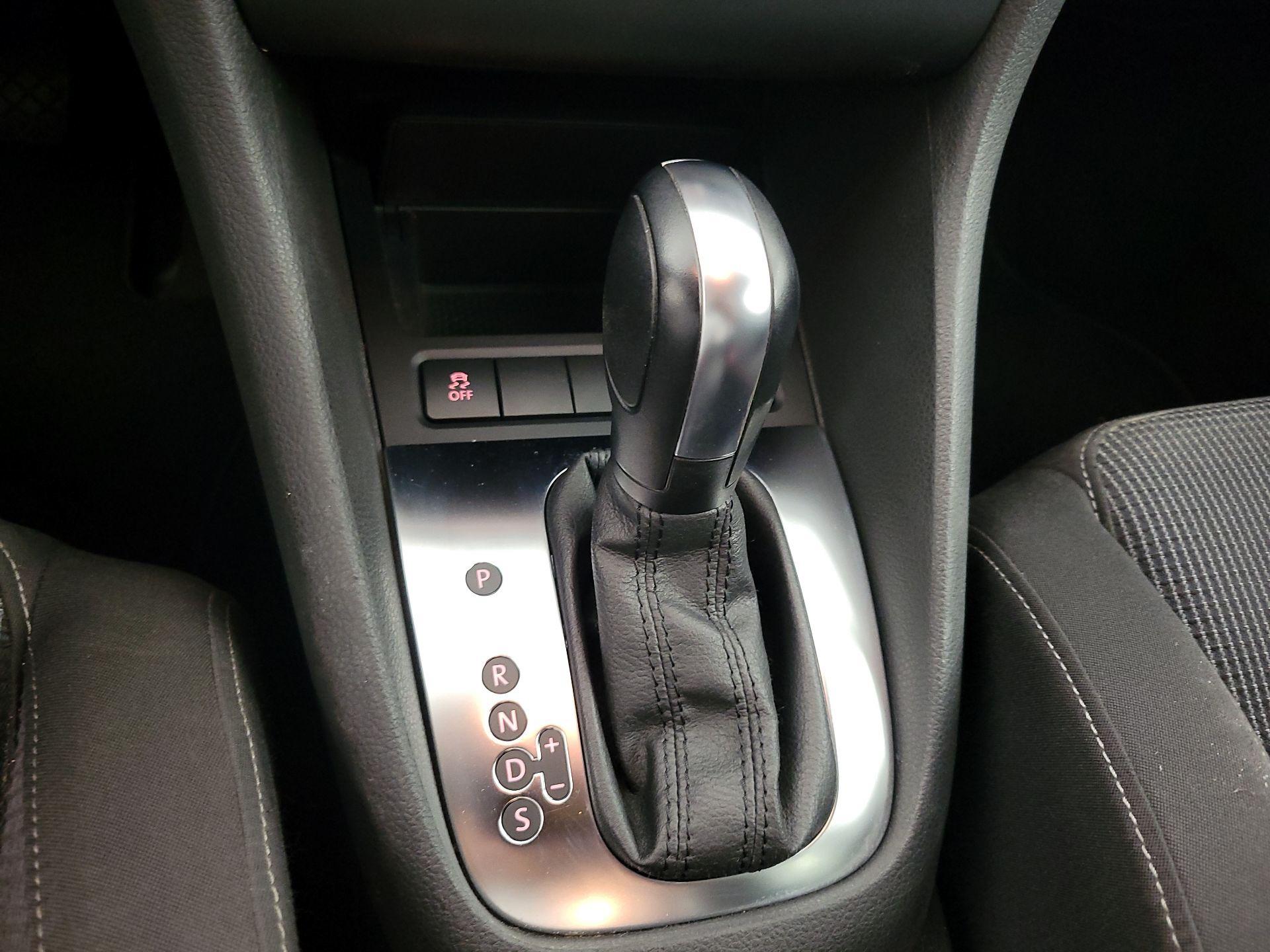 Thumbnail: 2014 Volkswagen Golf - 17