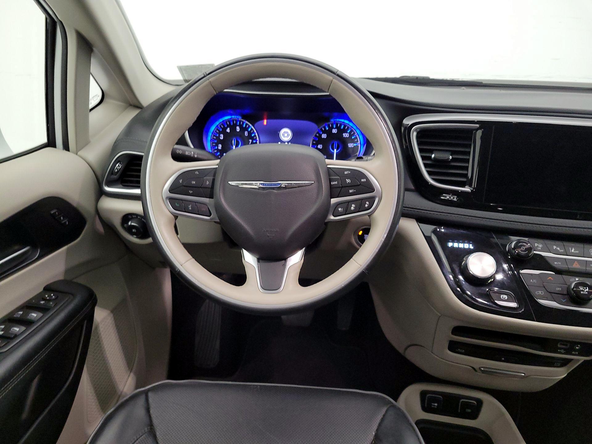 Thumbnail: 2020 Chrysler Pacifica - 10