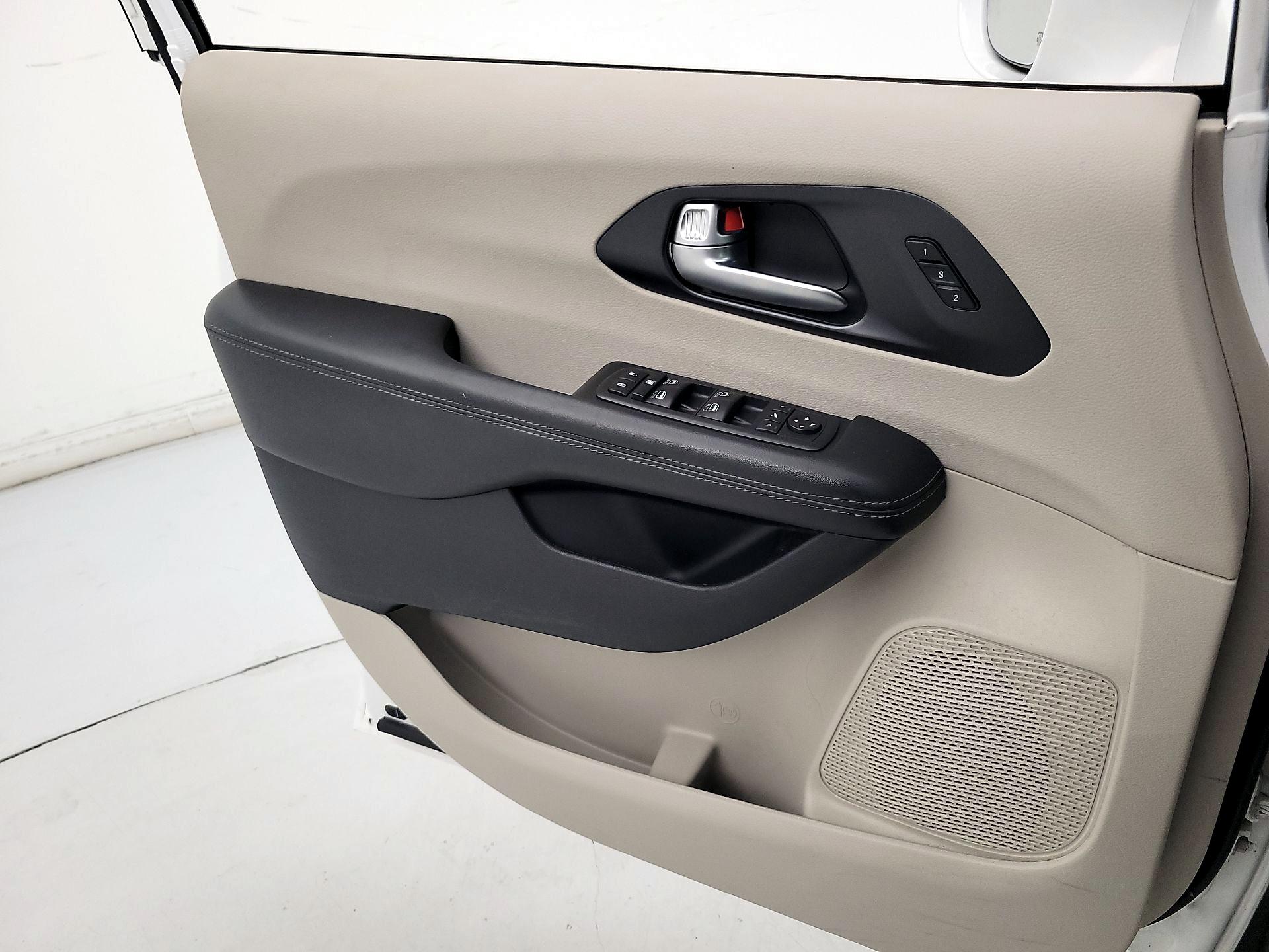 Thumbnail: 2020 Chrysler Pacifica - 12