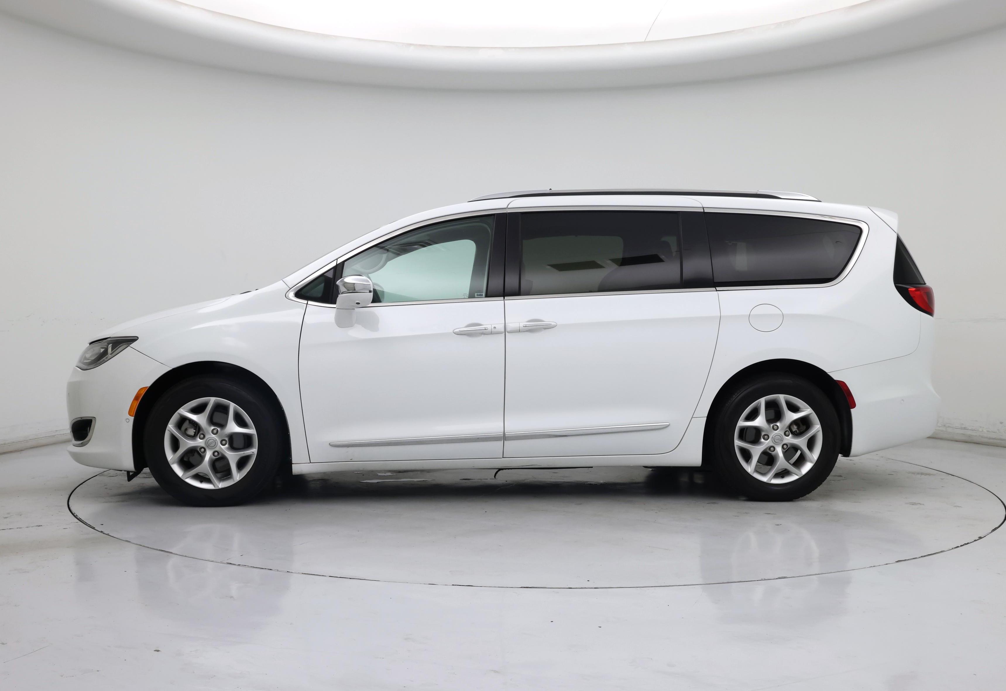 Thumbnail: 2020 Chrysler Pacifica - 3