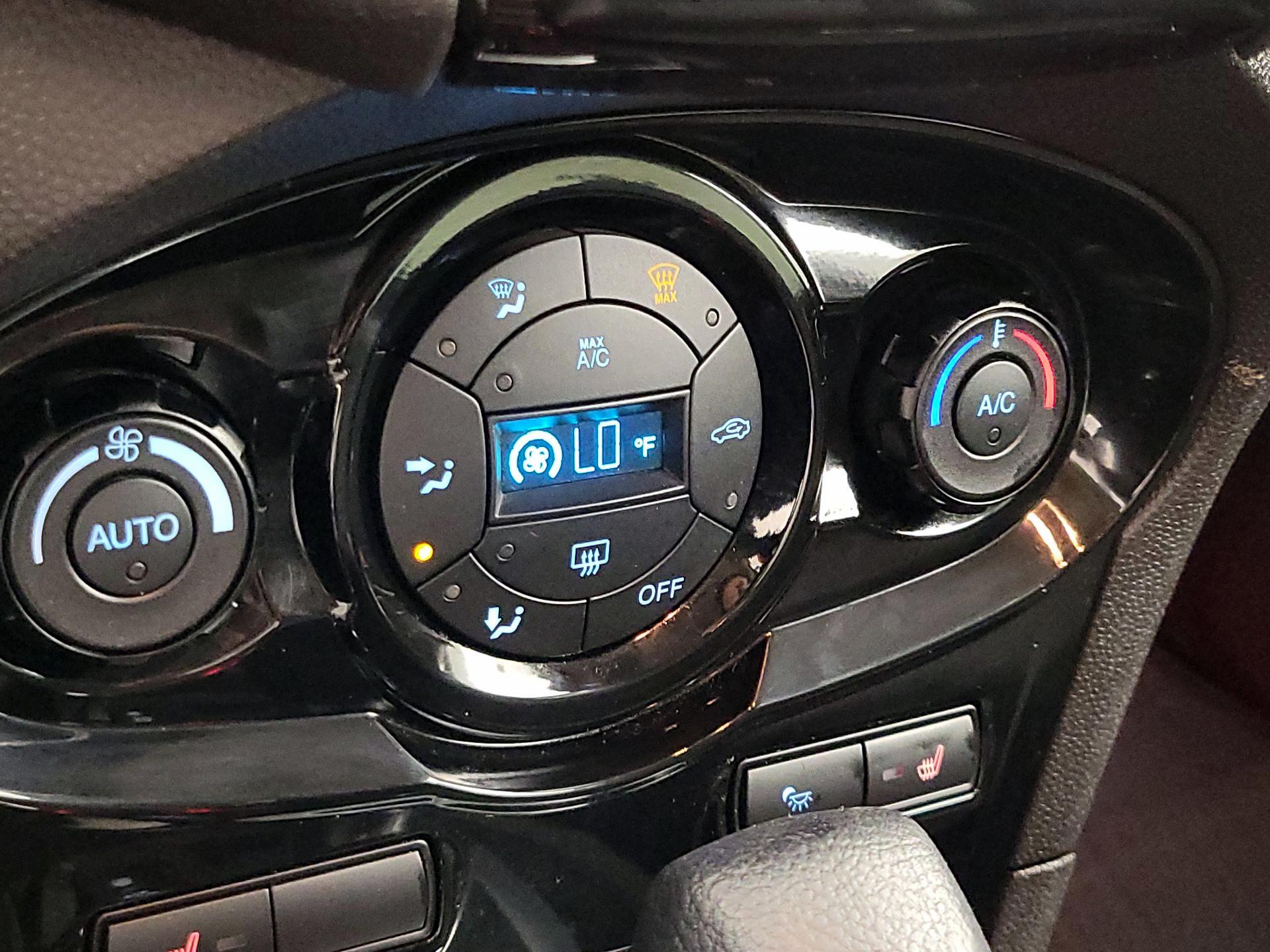 Thumbnail: 2014 Ford Fiesta - 16