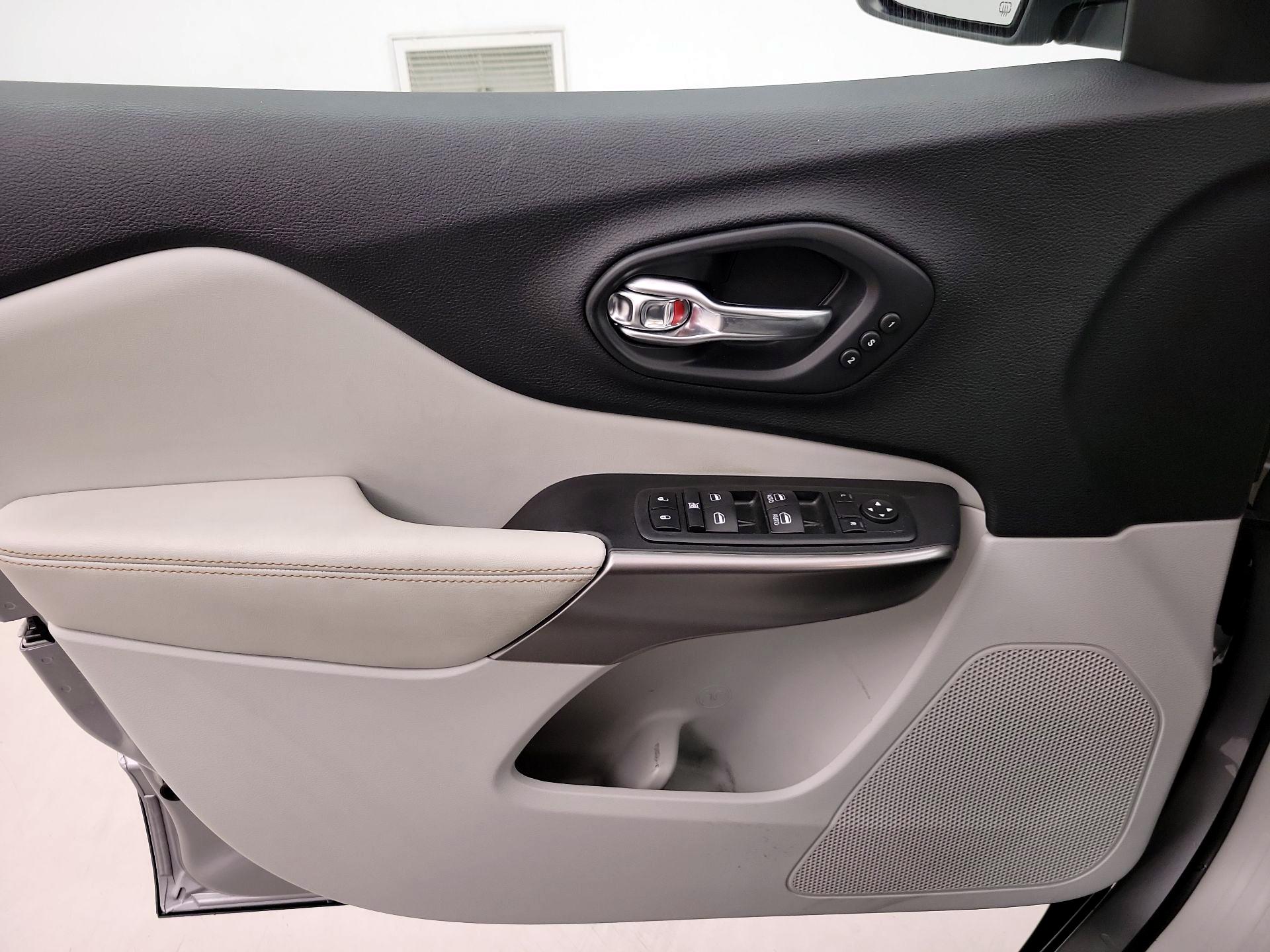 Thumbnail: 2020 Jeep Cherokee - 12