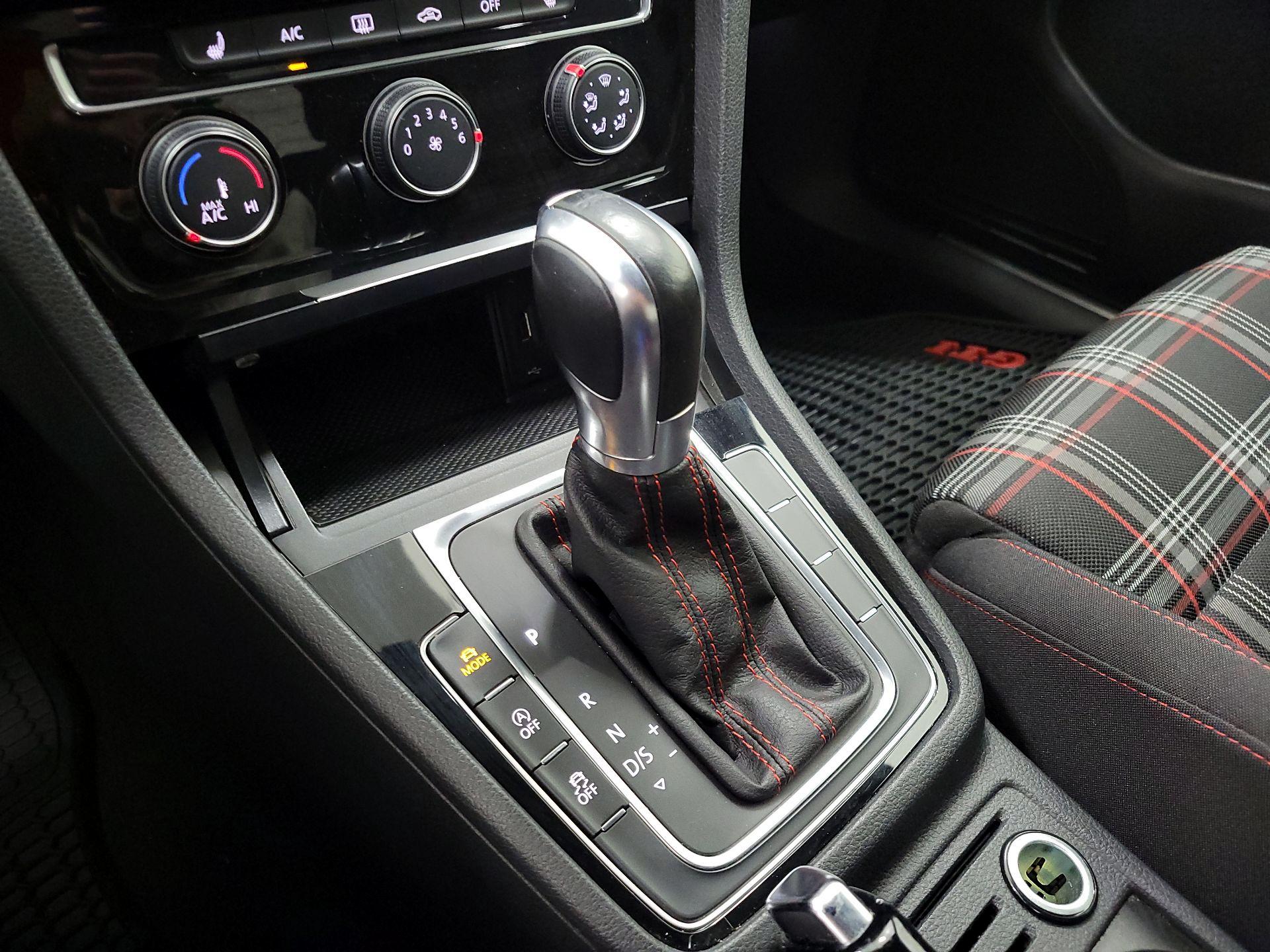 Thumbnail: 2019 Volkswagen Golf - 17