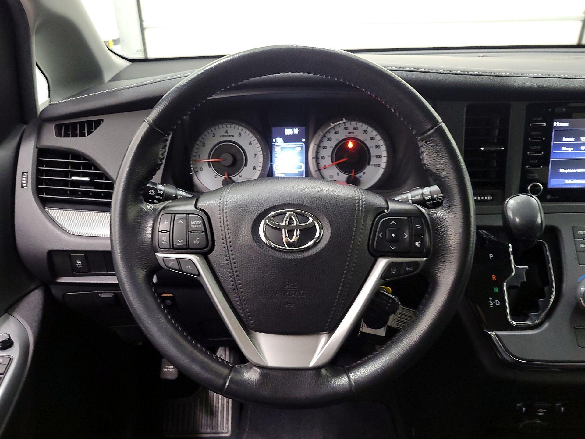 Thumbnail: 2019 Toyota Sienna - 10