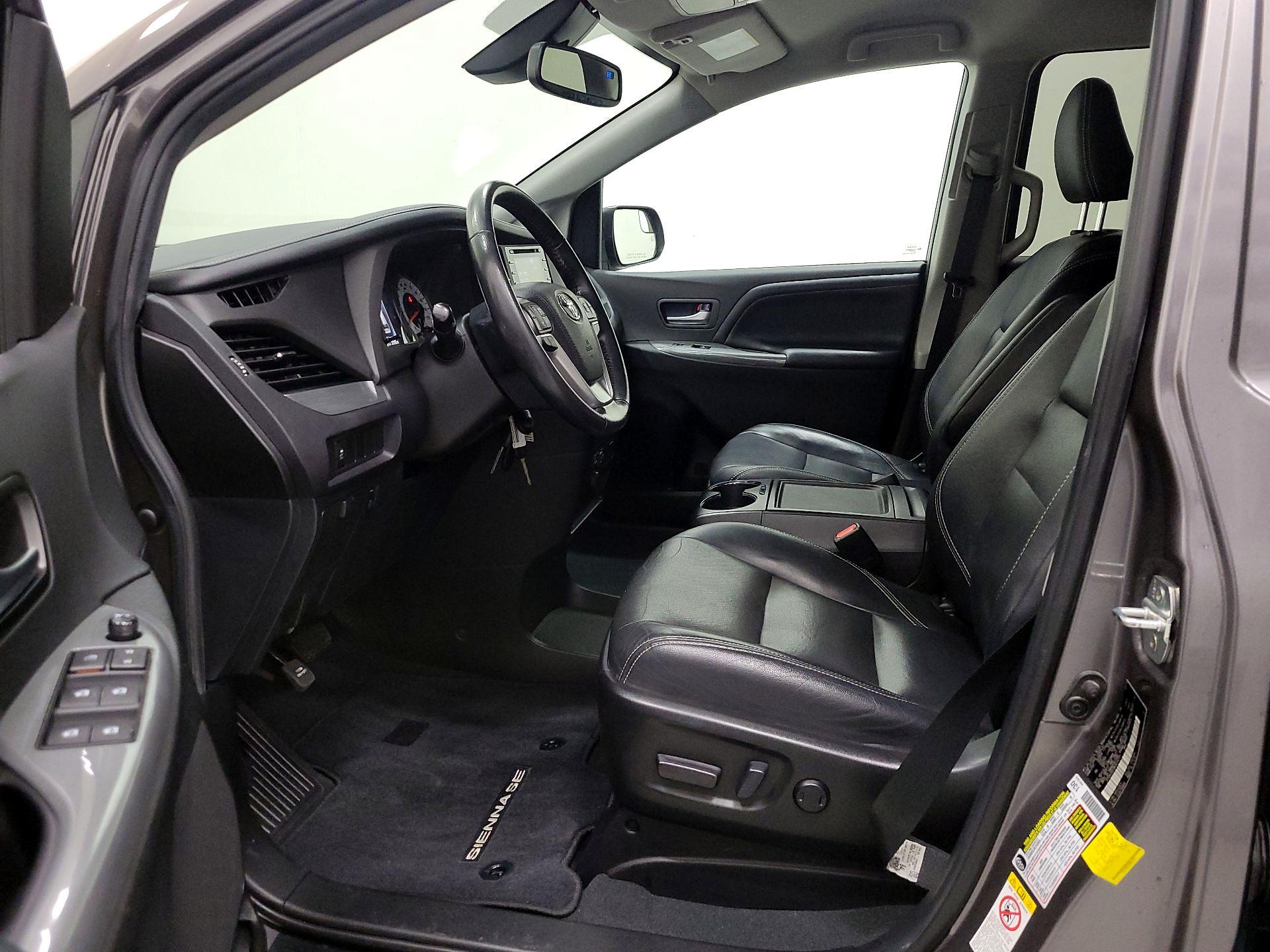 Thumbnail: 2019 Toyota Sienna - 11