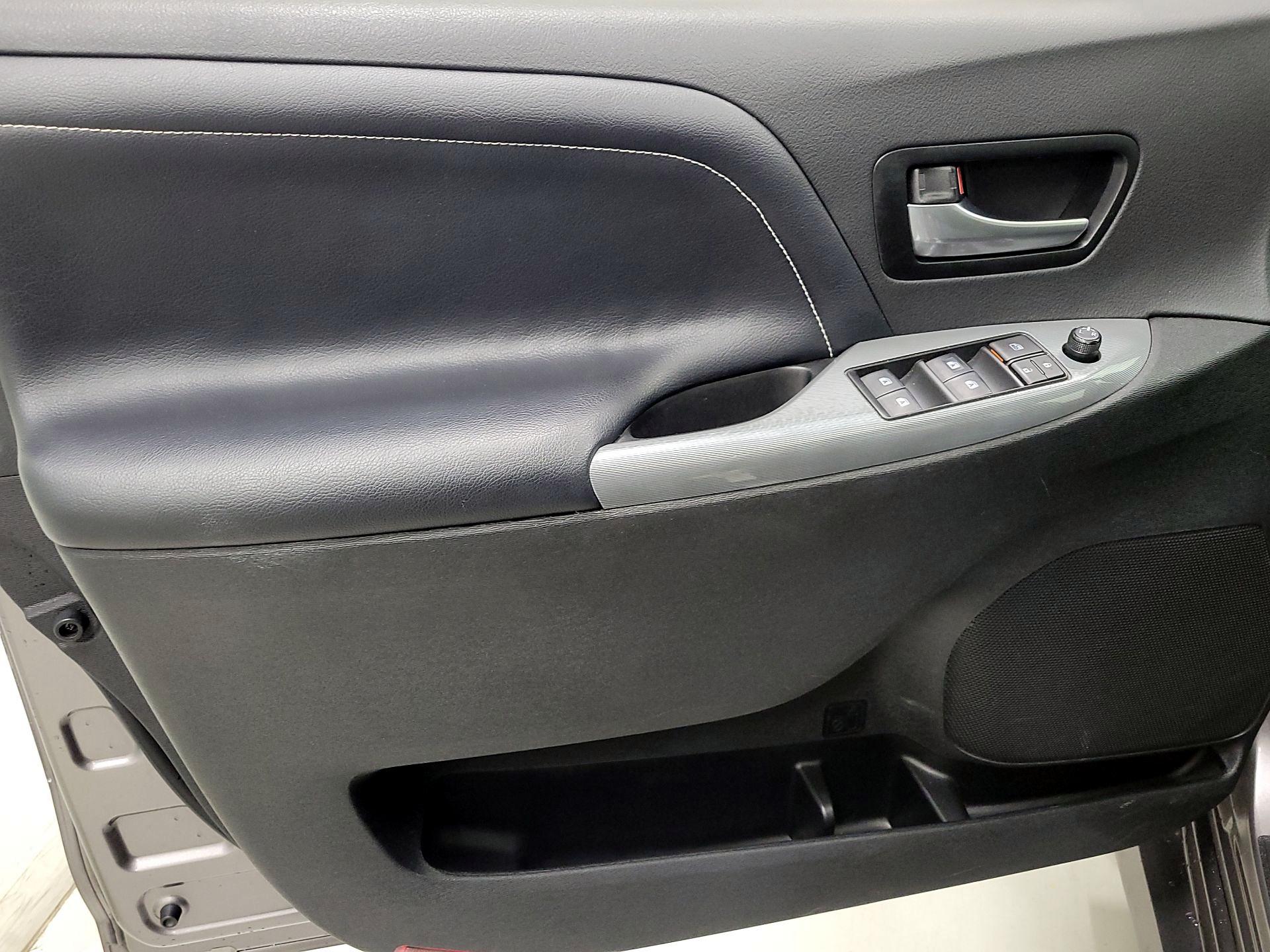 Thumbnail: 2019 Toyota Sienna - 12