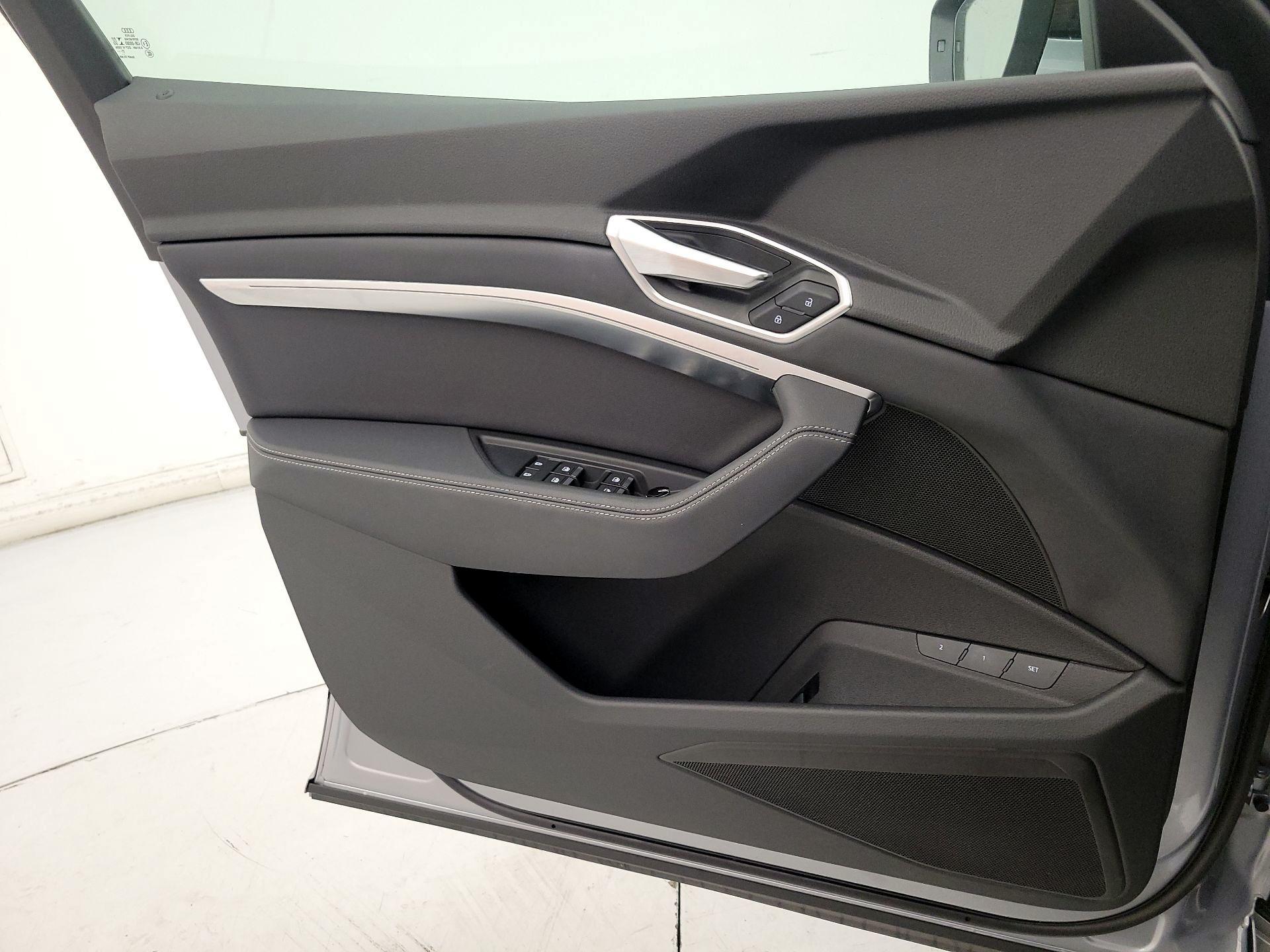 Thumbnail: 2022 Audi e-tron - 12