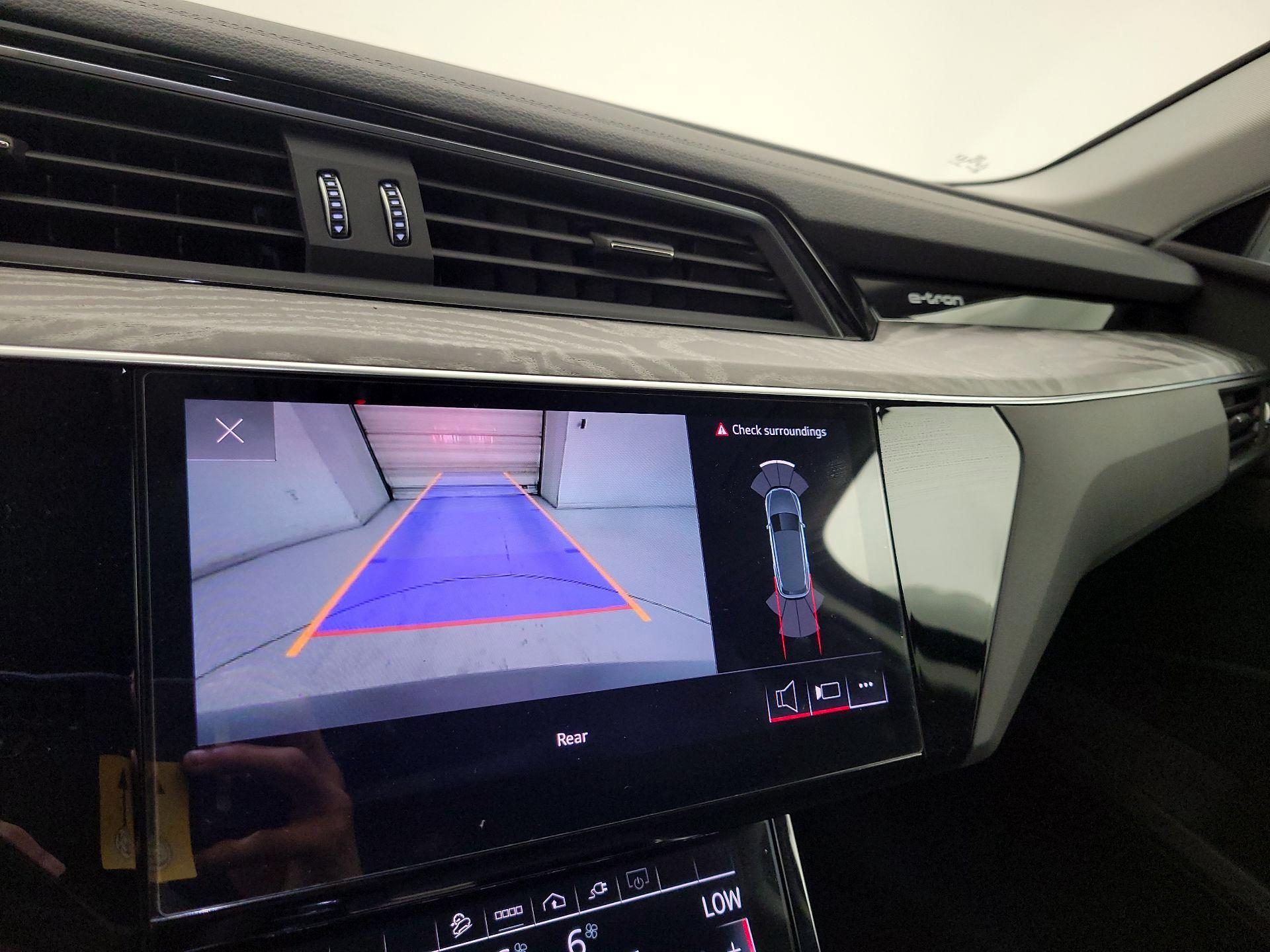 Thumbnail: 2022 Audi e-tron - 13