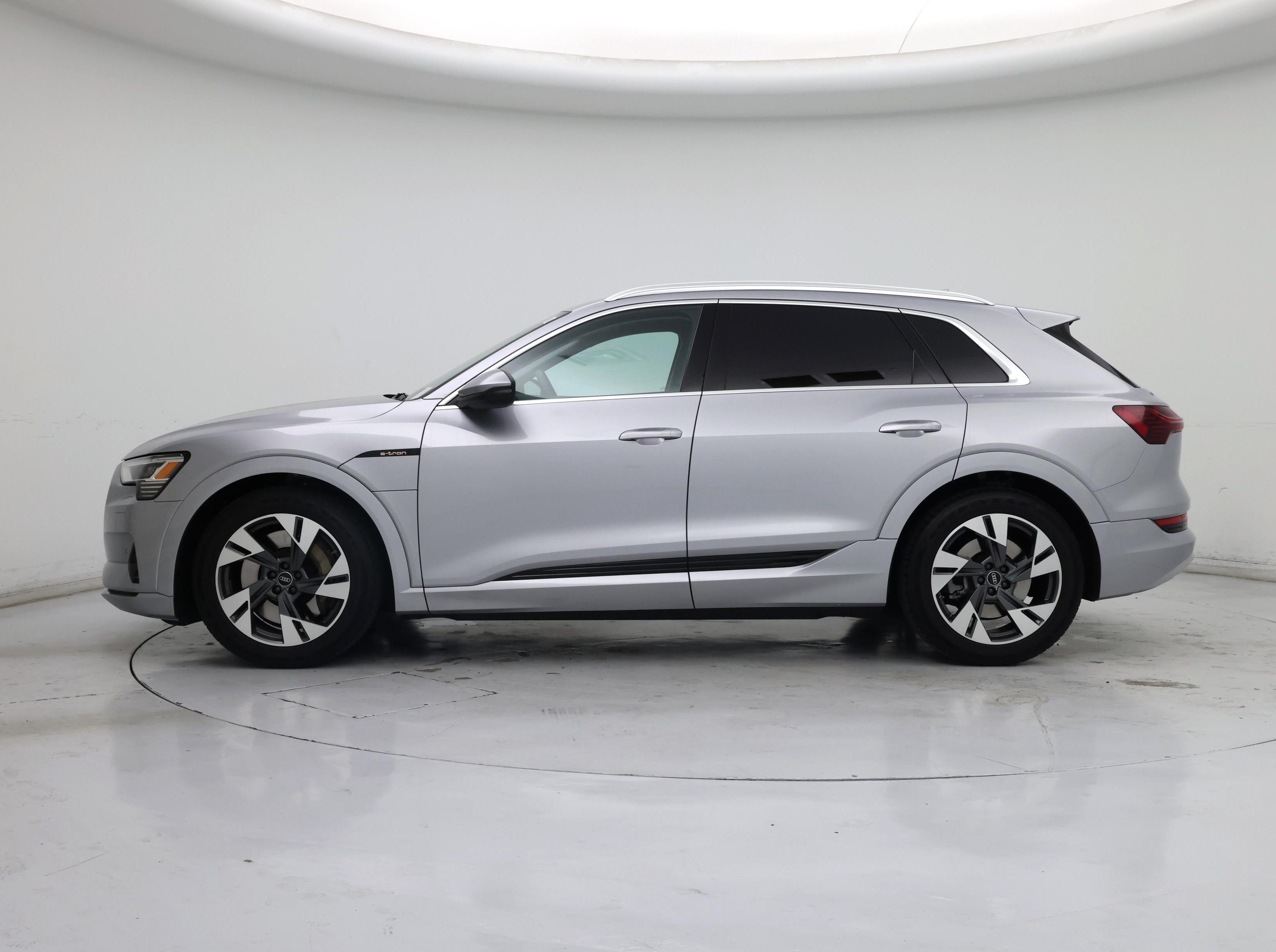 Thumbnail: 2022 Audi e-tron - 3