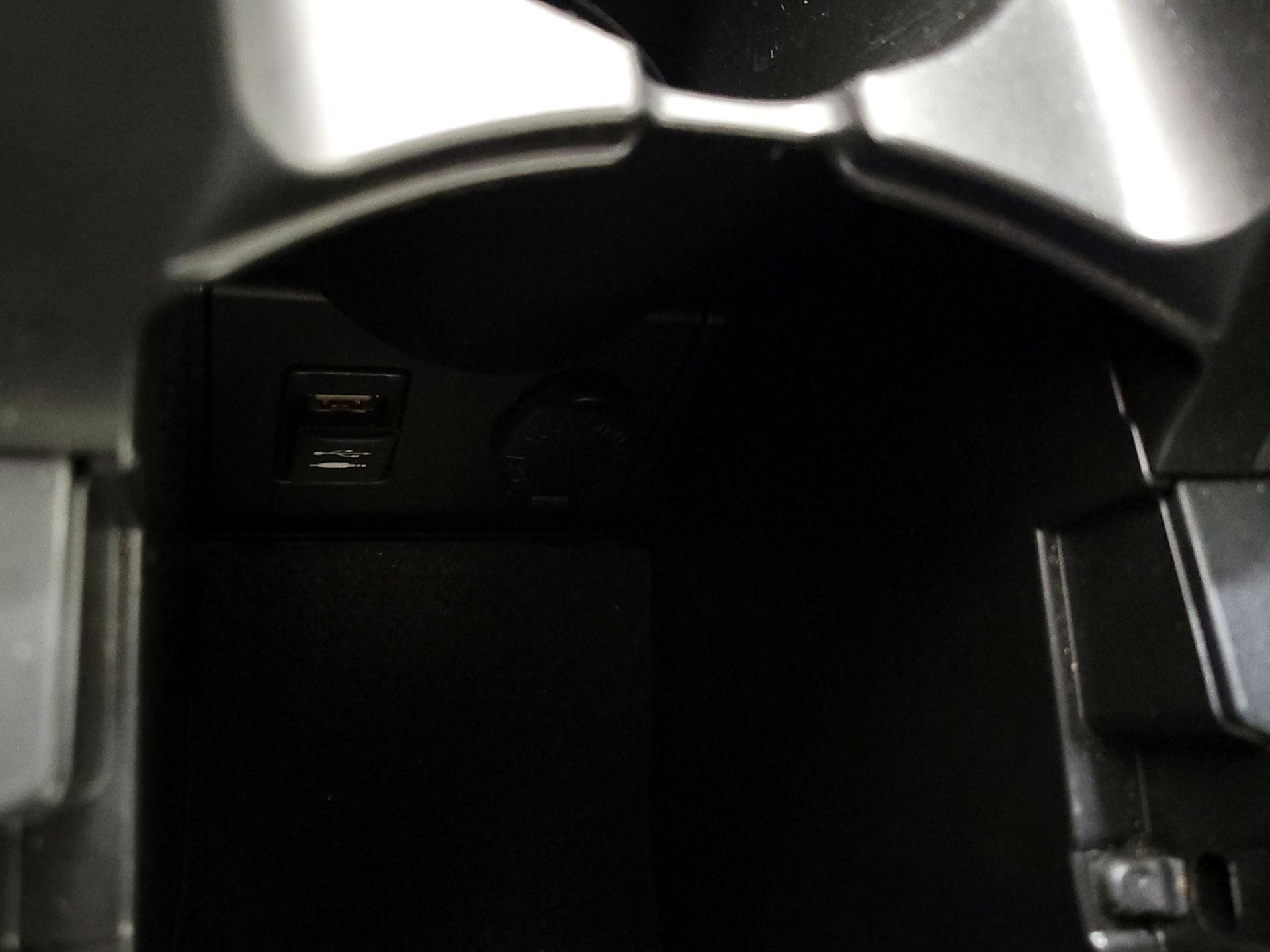 Thumbnail: 2015 Toyota Prius - 18