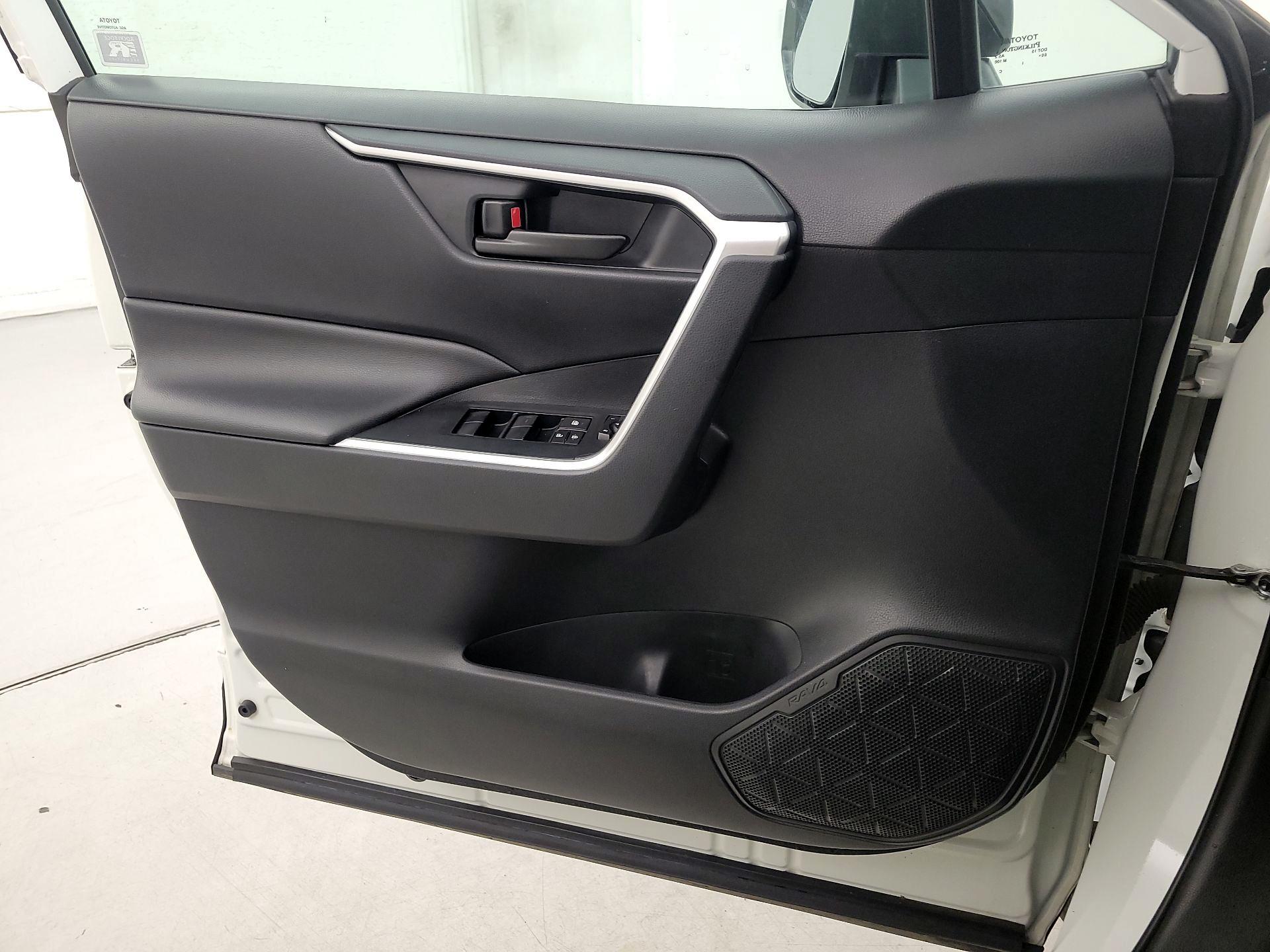 Thumbnail: 2019 Toyota RAV4 - 10