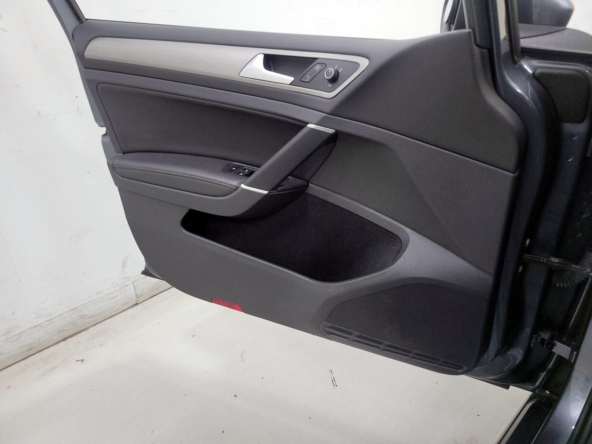 Thumbnail: 2015 Volkswagen Golf - 12