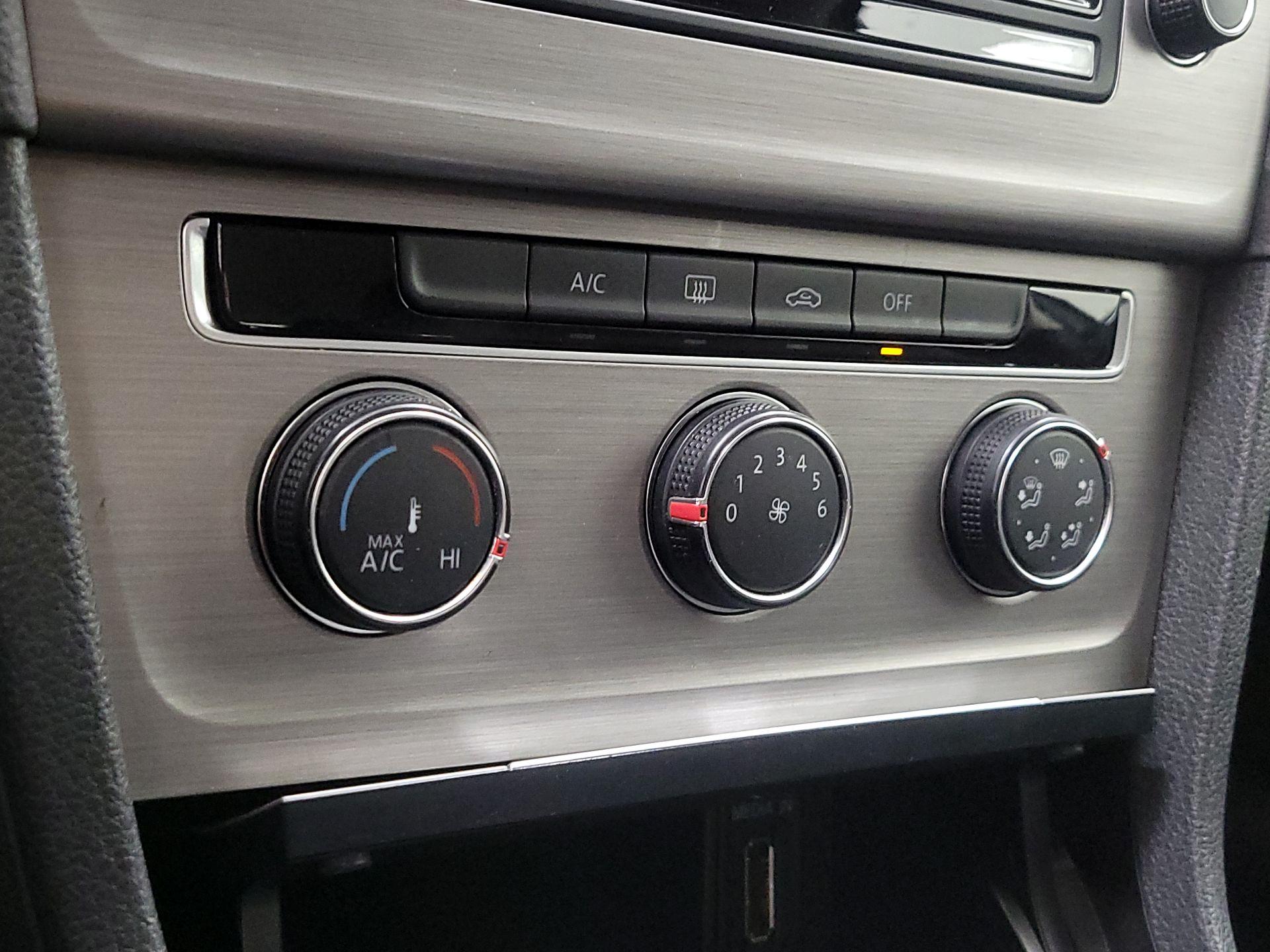 Thumbnail: 2015 Volkswagen Golf - 15