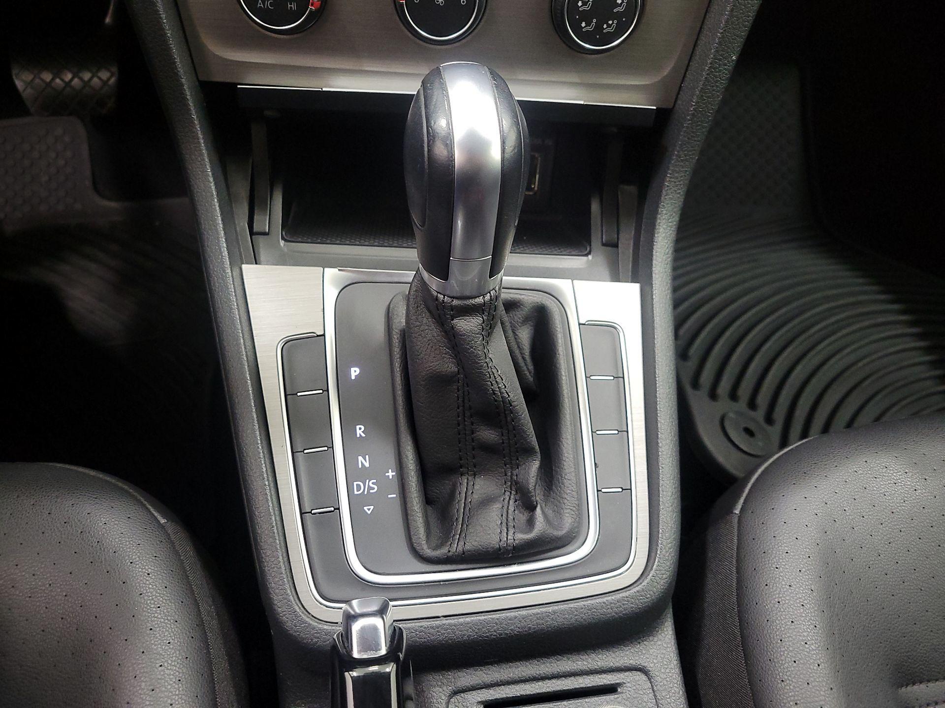 Thumbnail: 2015 Volkswagen Golf - 16