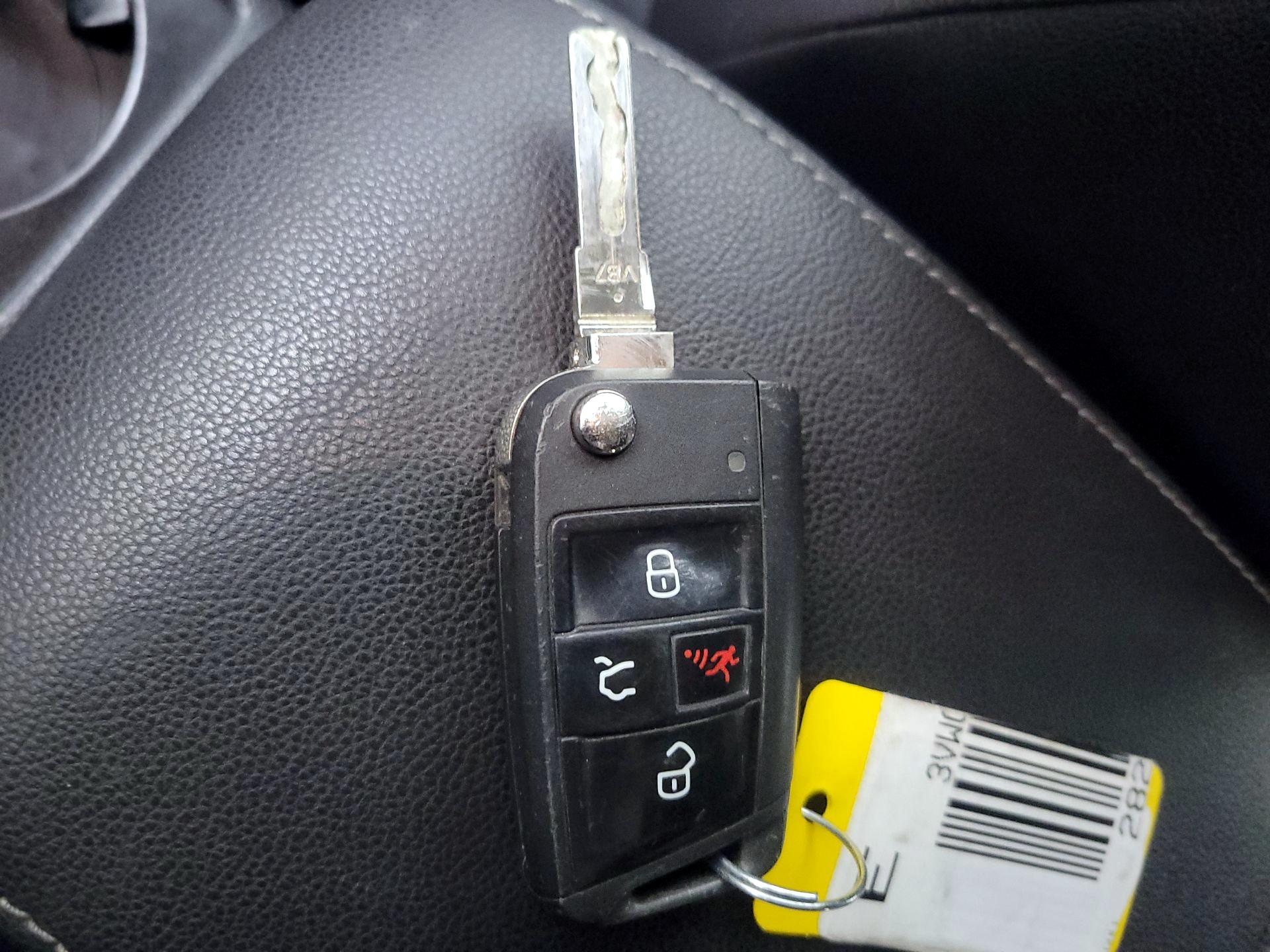 Thumbnail: 2015 Volkswagen Golf - 20