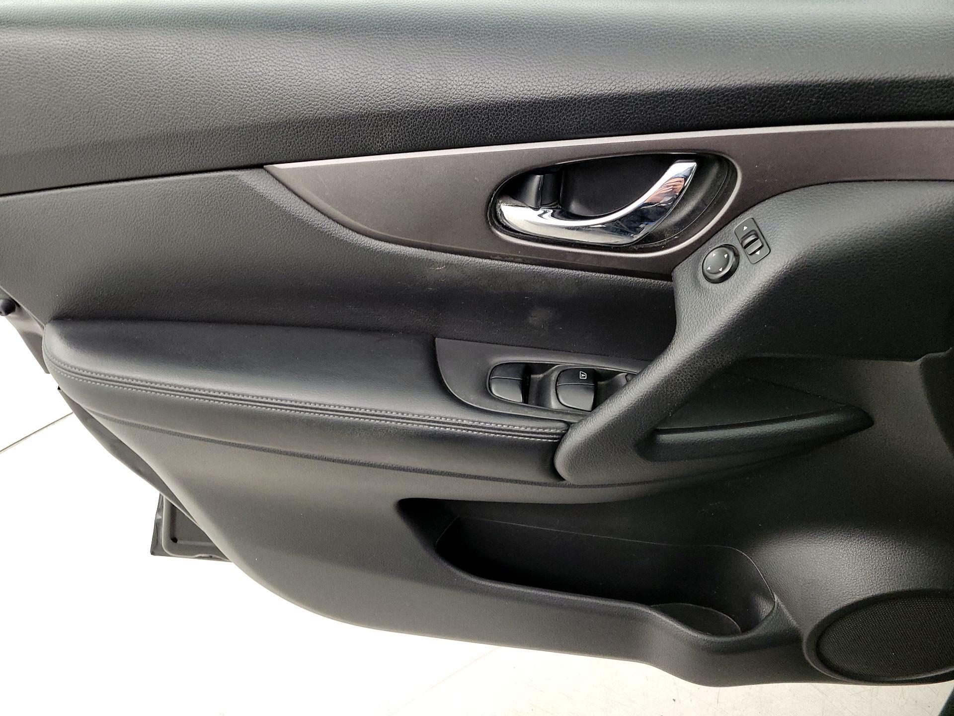 Thumbnail: 2016 Nissan Rogue - 10