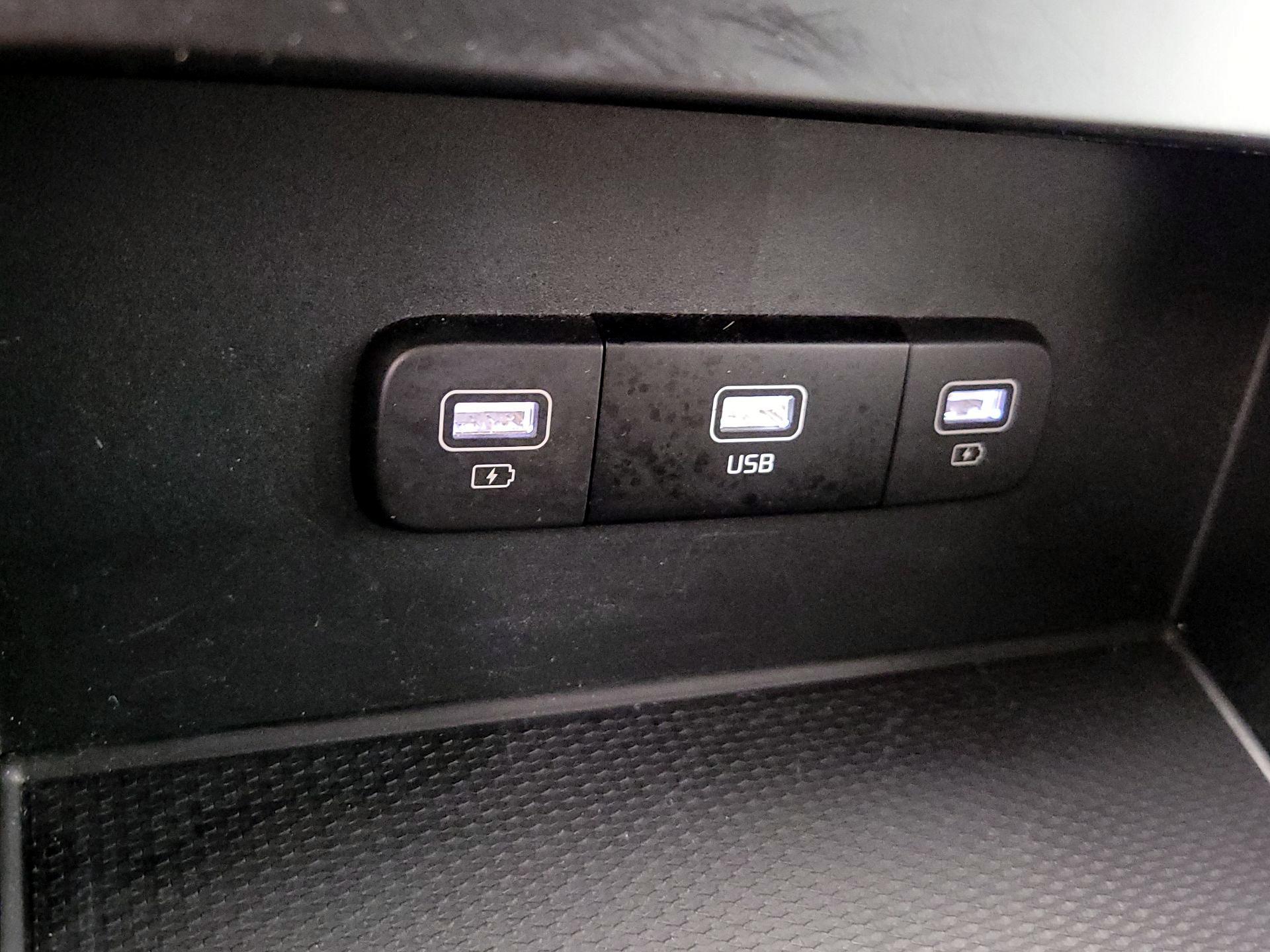 Thumbnail: 2023 Kia Carnival - 18