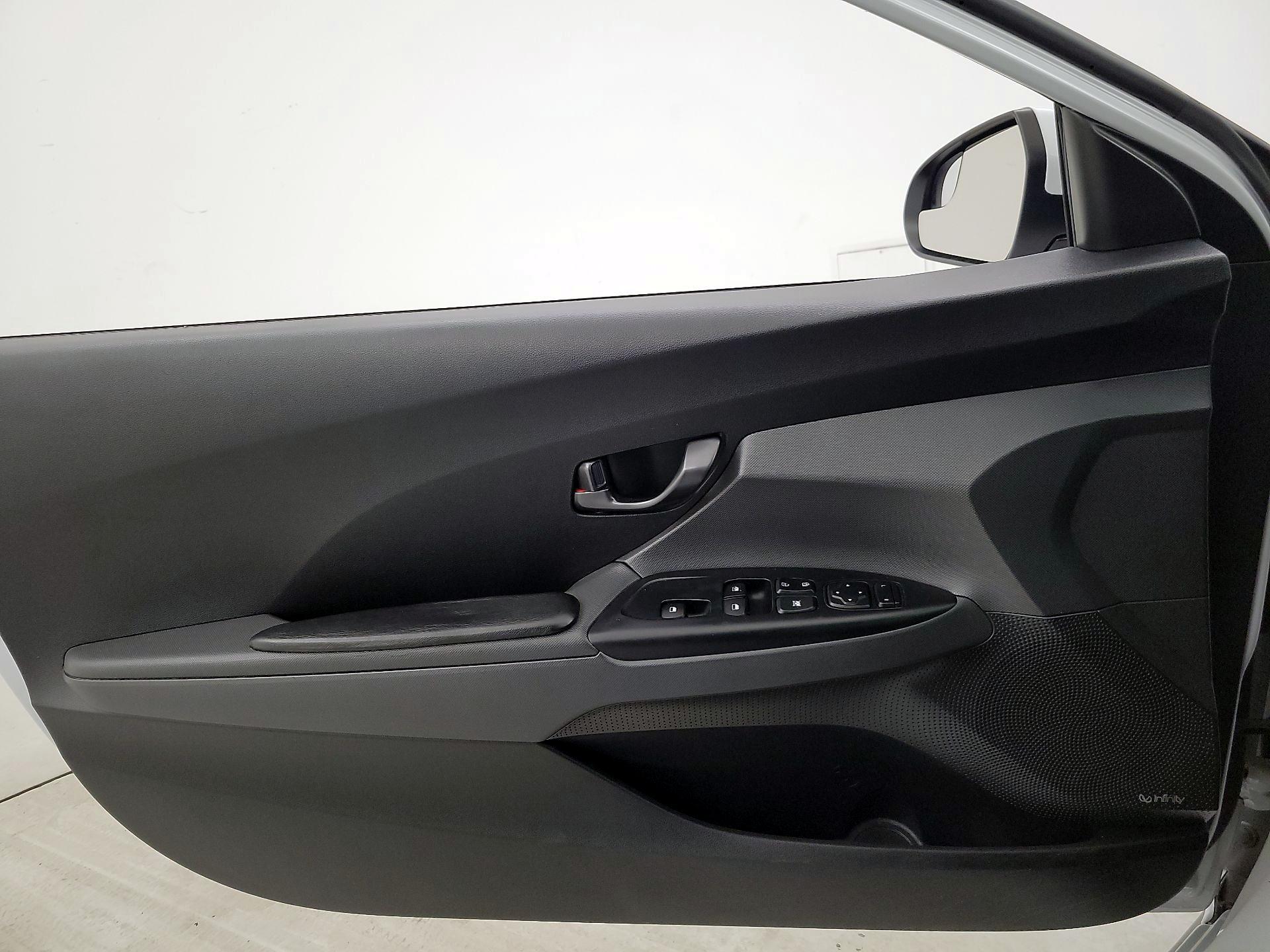 Thumbnail: 2019 Hyundai Veloster - 12