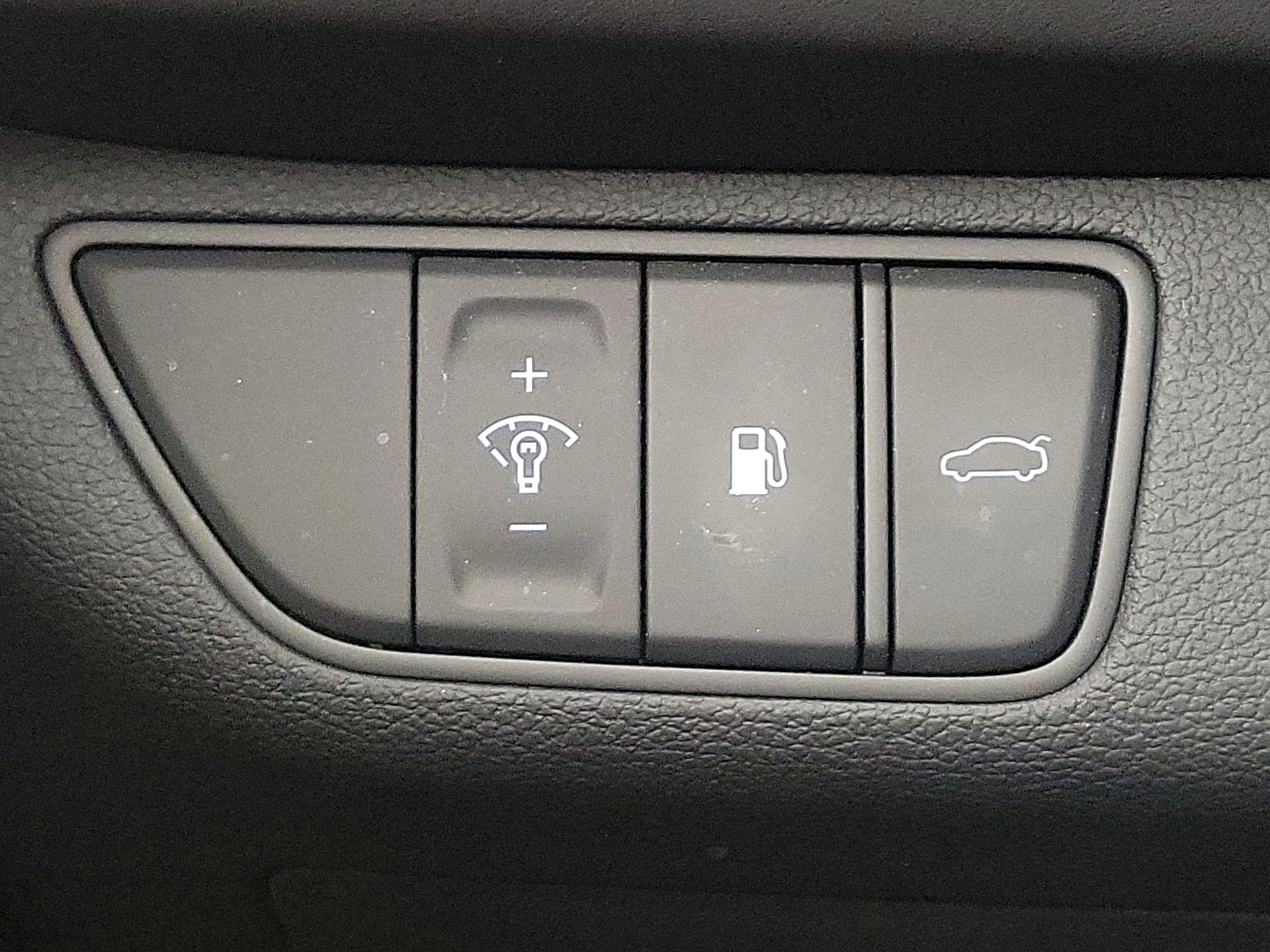 Thumbnail: 2022 Genesis G70 - 13