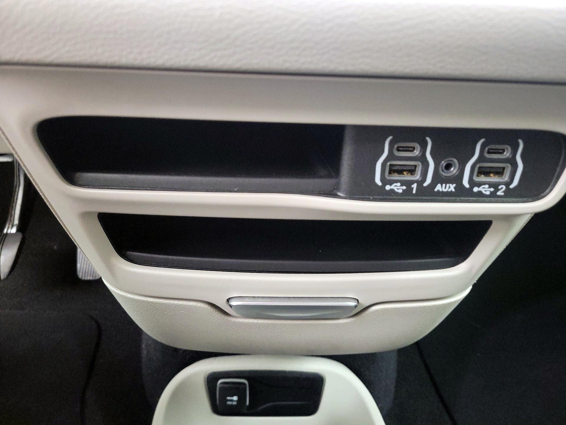 Thumbnail: 2024 Chrysler Pacifica - 18