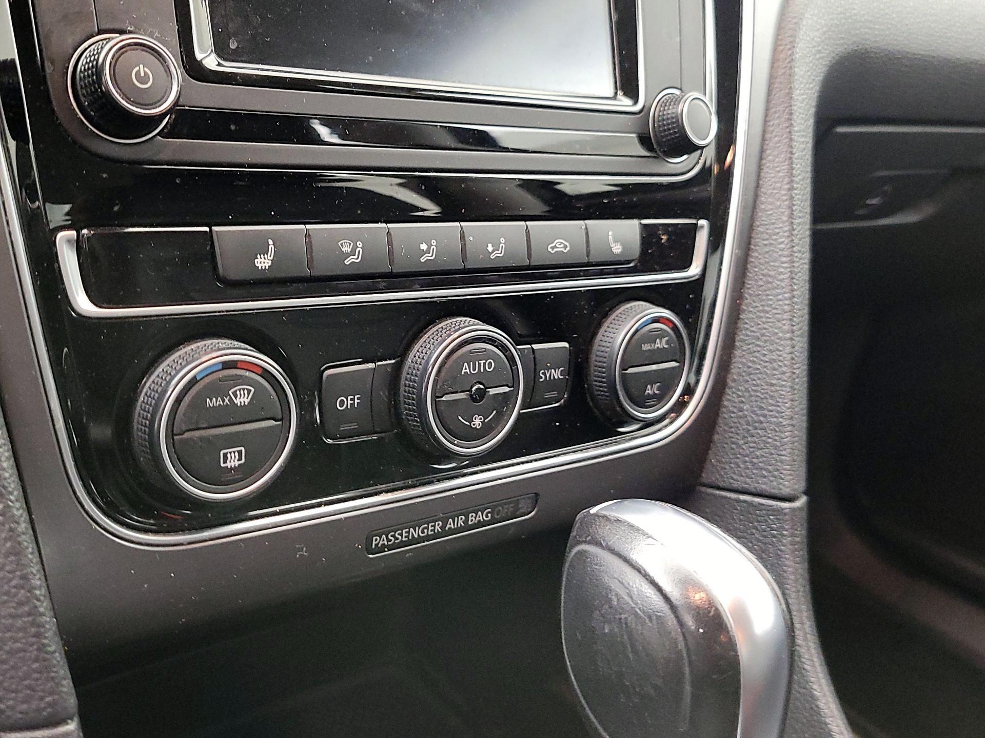 Thumbnail: 2018 Volkswagen Passat - 16