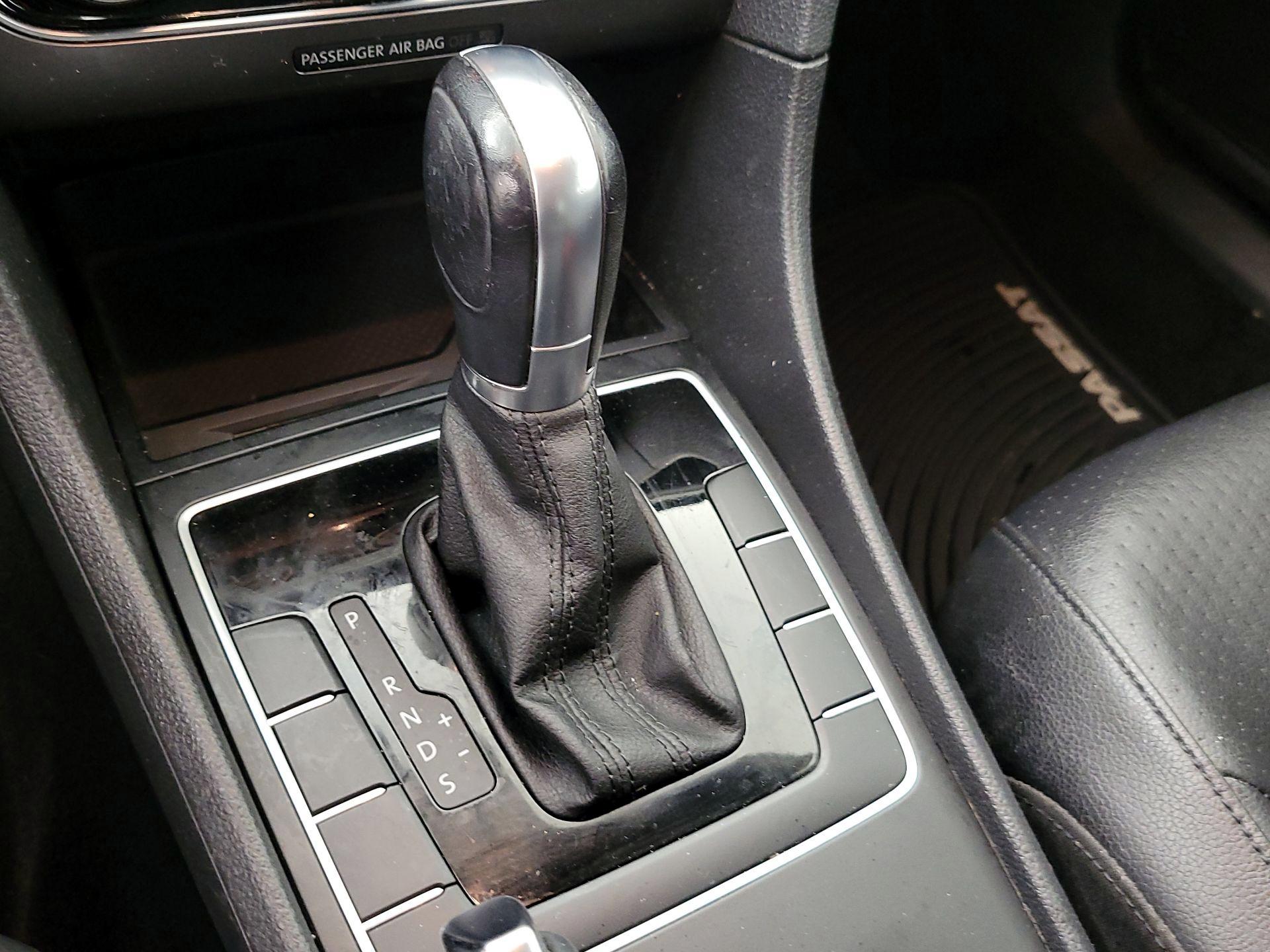 Thumbnail: 2018 Volkswagen Passat - 17