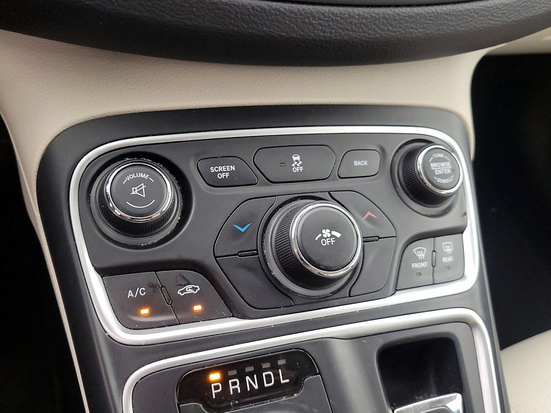 Thumbnail: 2015 Chrysler 200 - 16