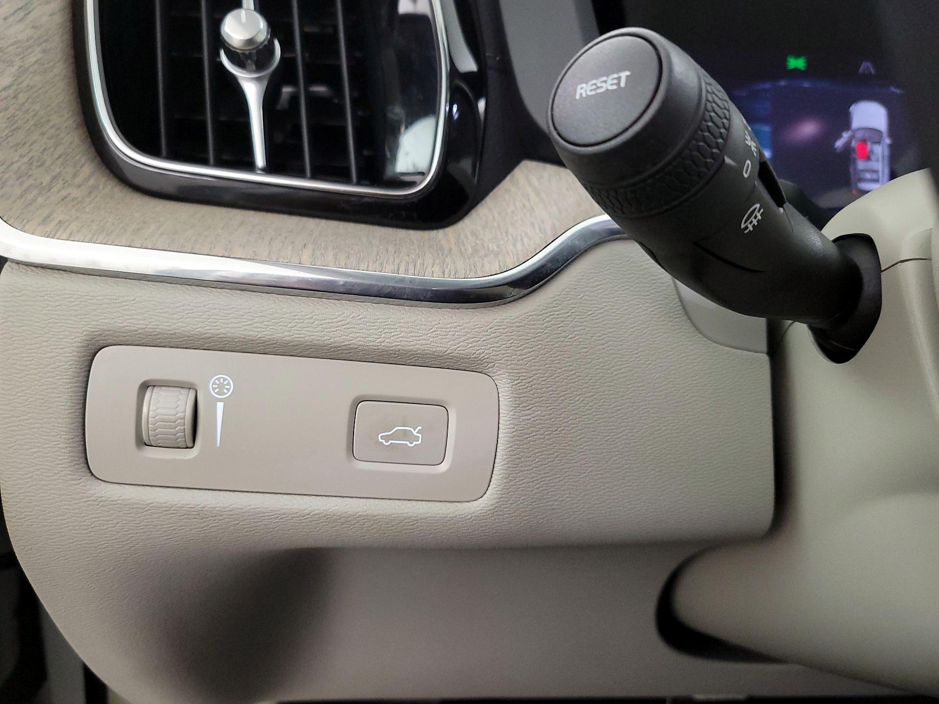 Thumbnail: 2022 Volvo XC60 - 13