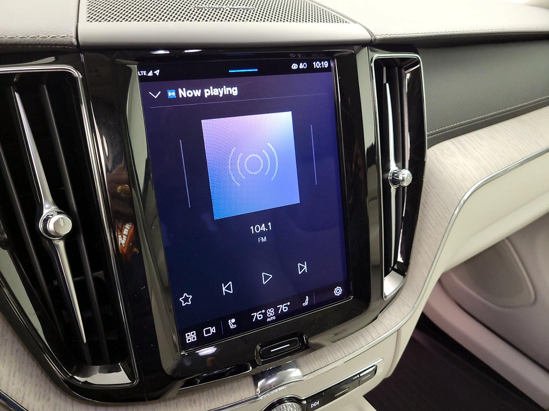 Thumbnail: 2022 Volvo XC60 - 16