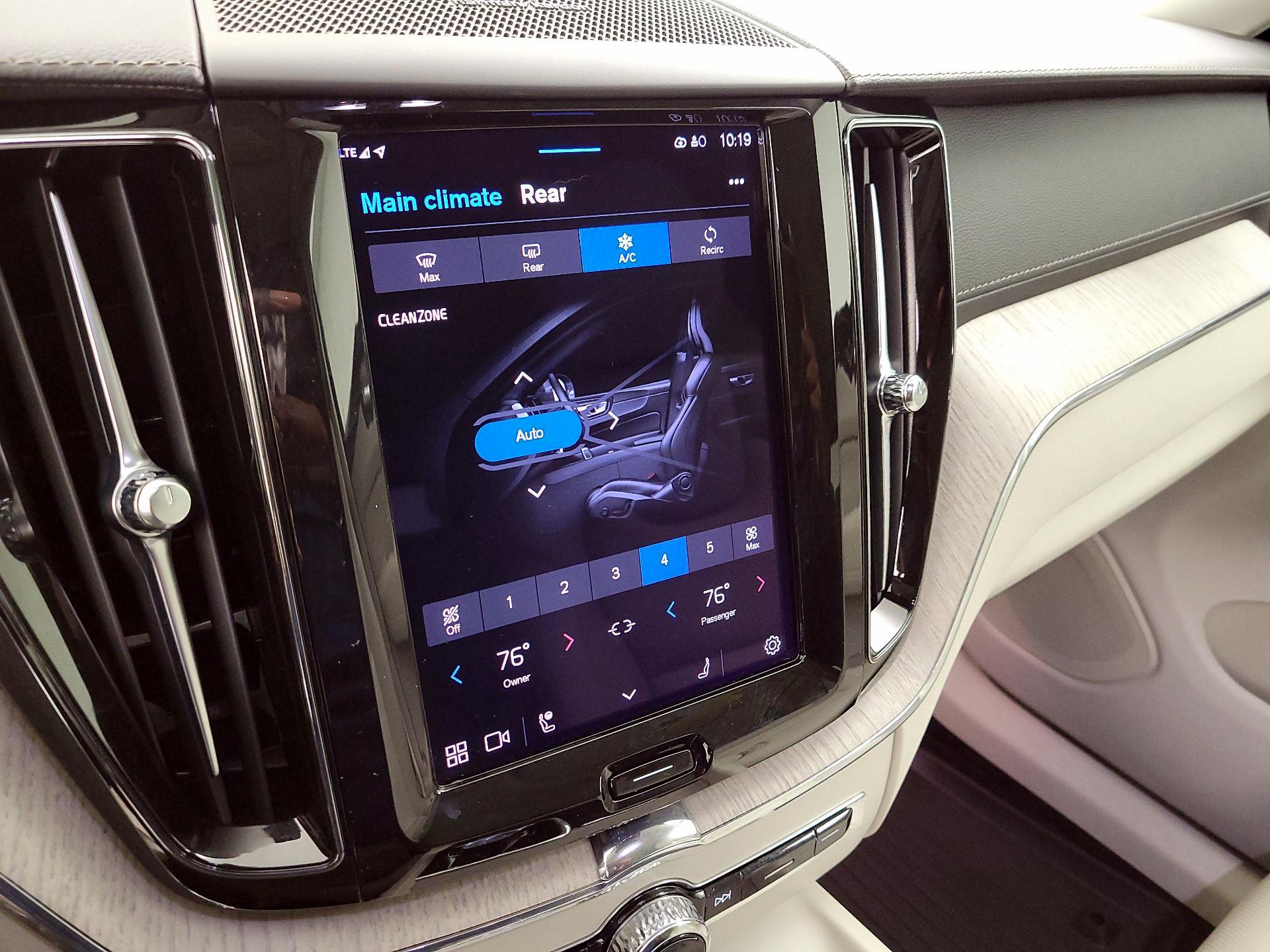 Thumbnail: 2022 Volvo XC60 - 17