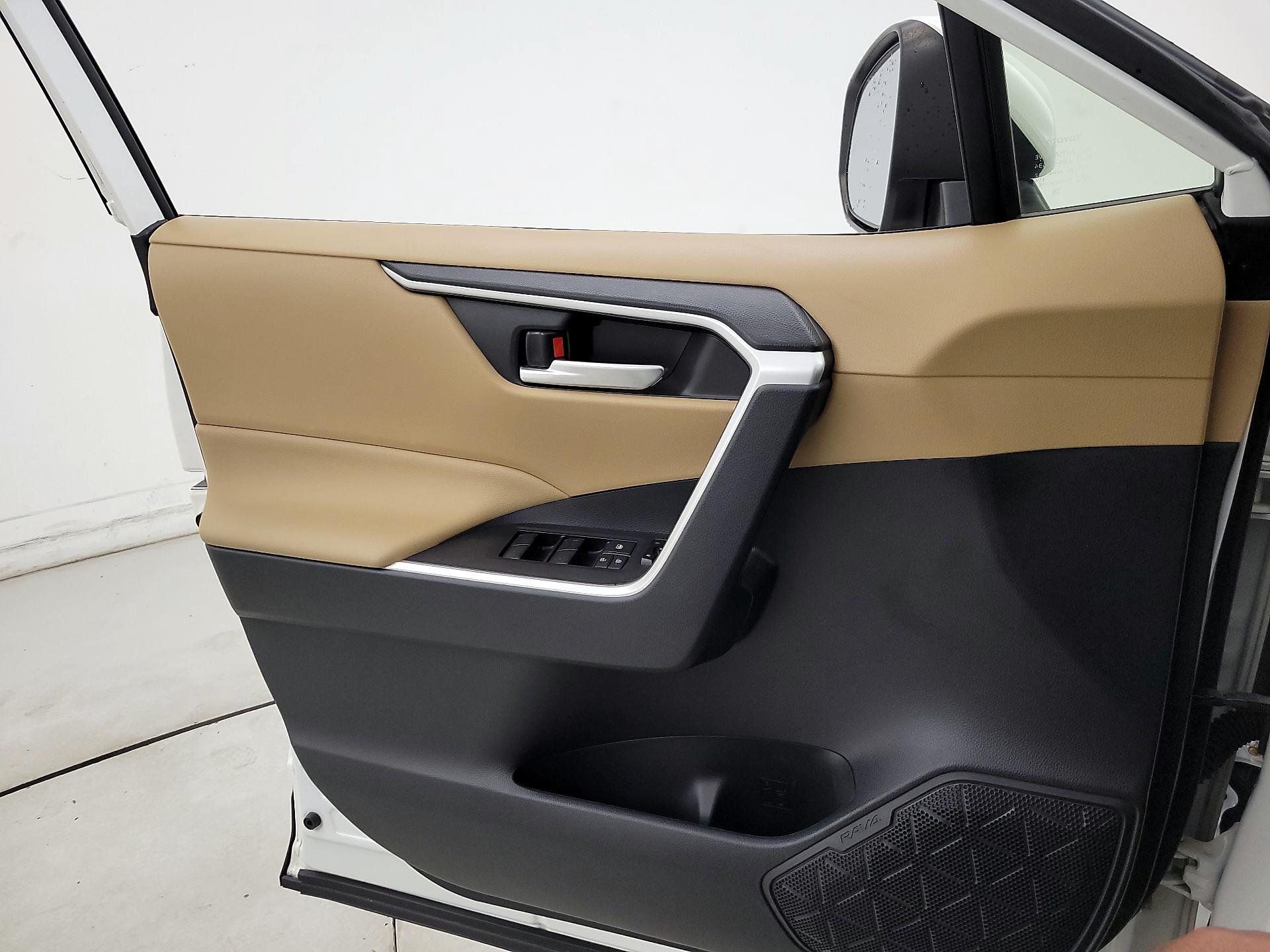 Thumbnail: 2020 Toyota RAV4 - 12