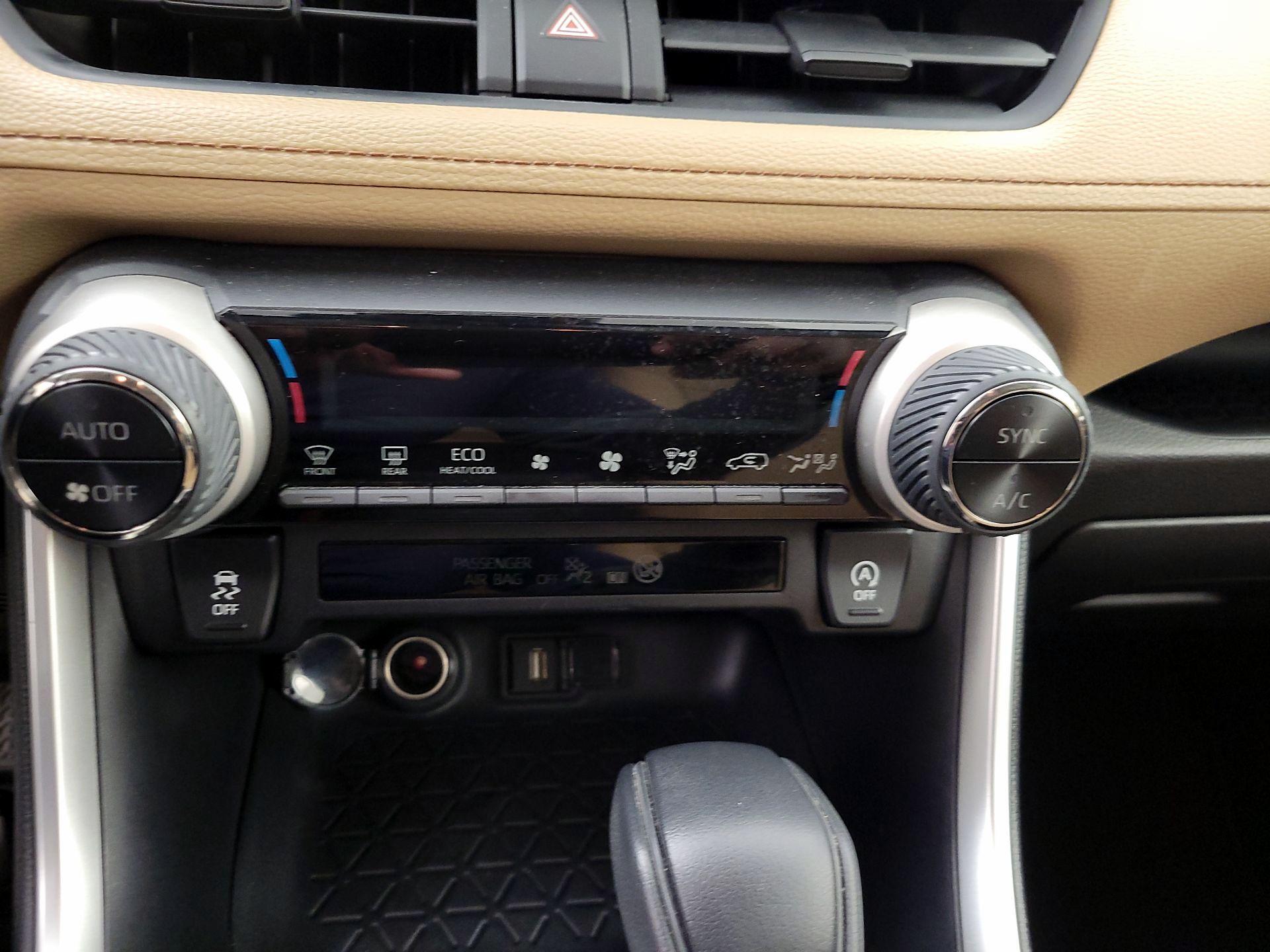 Thumbnail: 2020 Toyota RAV4 - 16