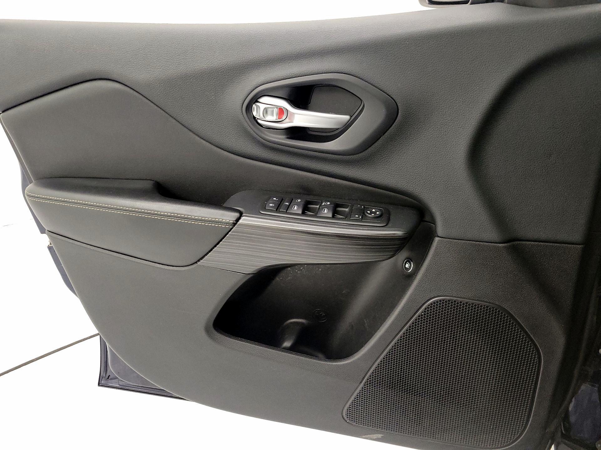 Thumbnail: 2015 Jeep Cherokee - 12