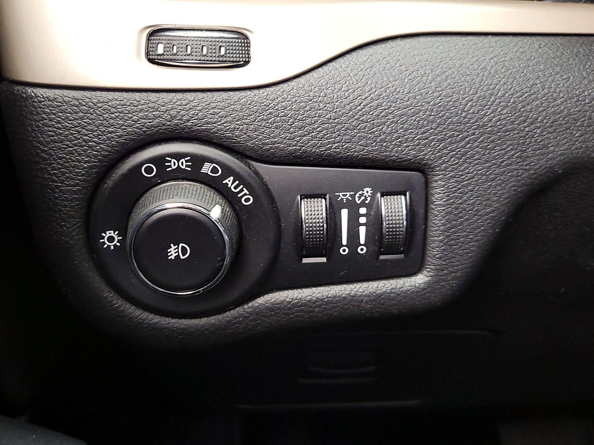 Thumbnail: 2015 Jeep Cherokee - 13