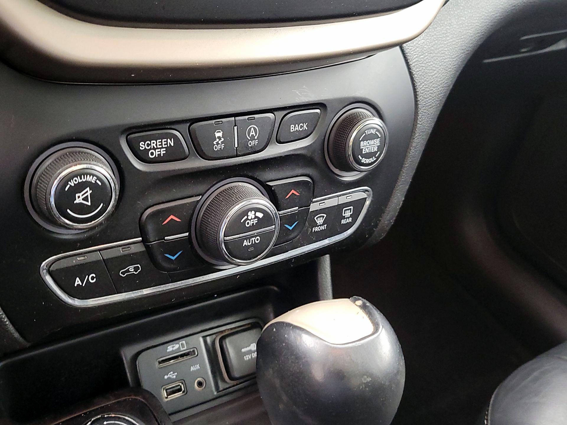 Thumbnail: 2015 Jeep Cherokee - 17