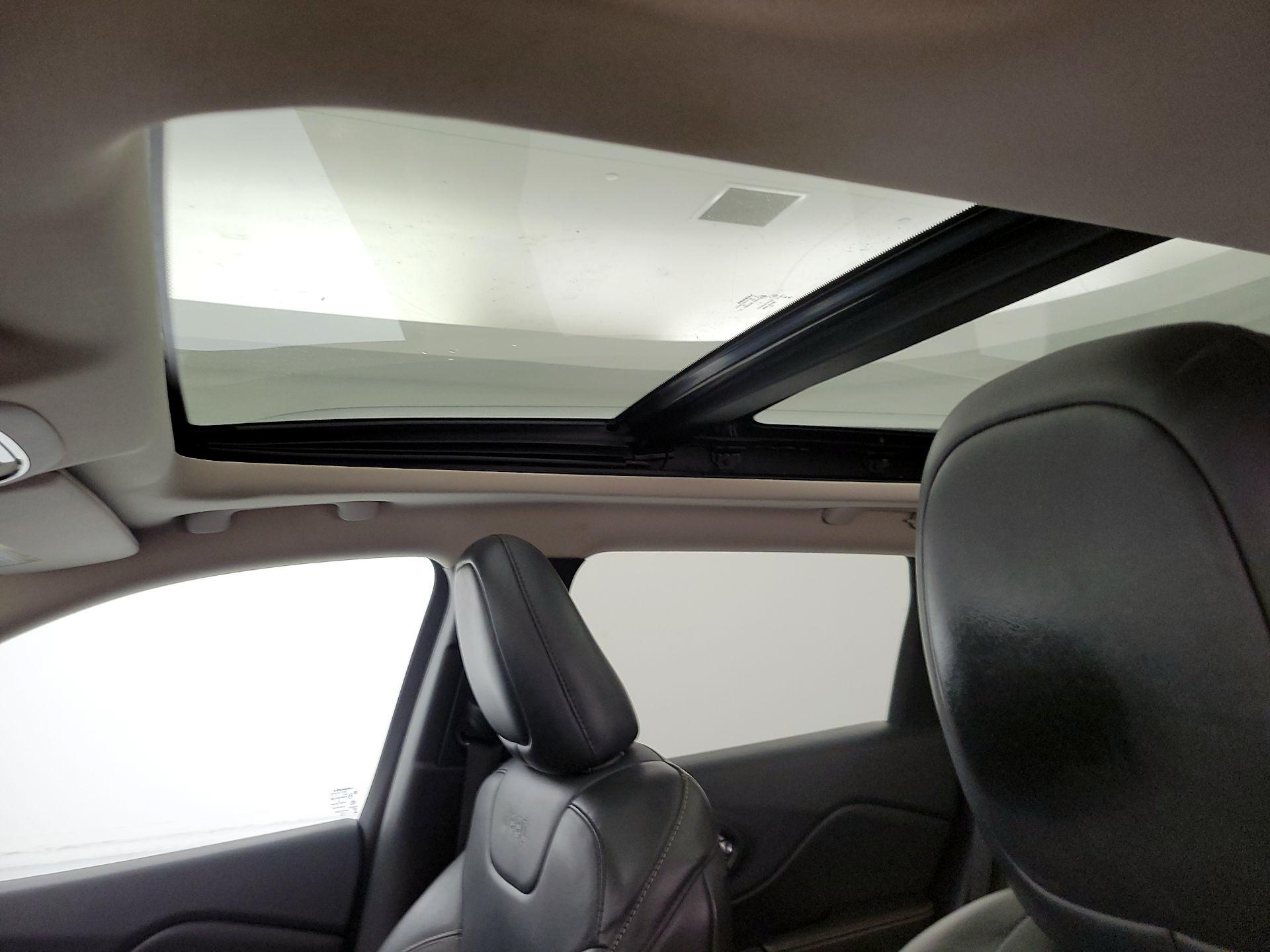 Thumbnail: 2015 Jeep Cherokee - 20