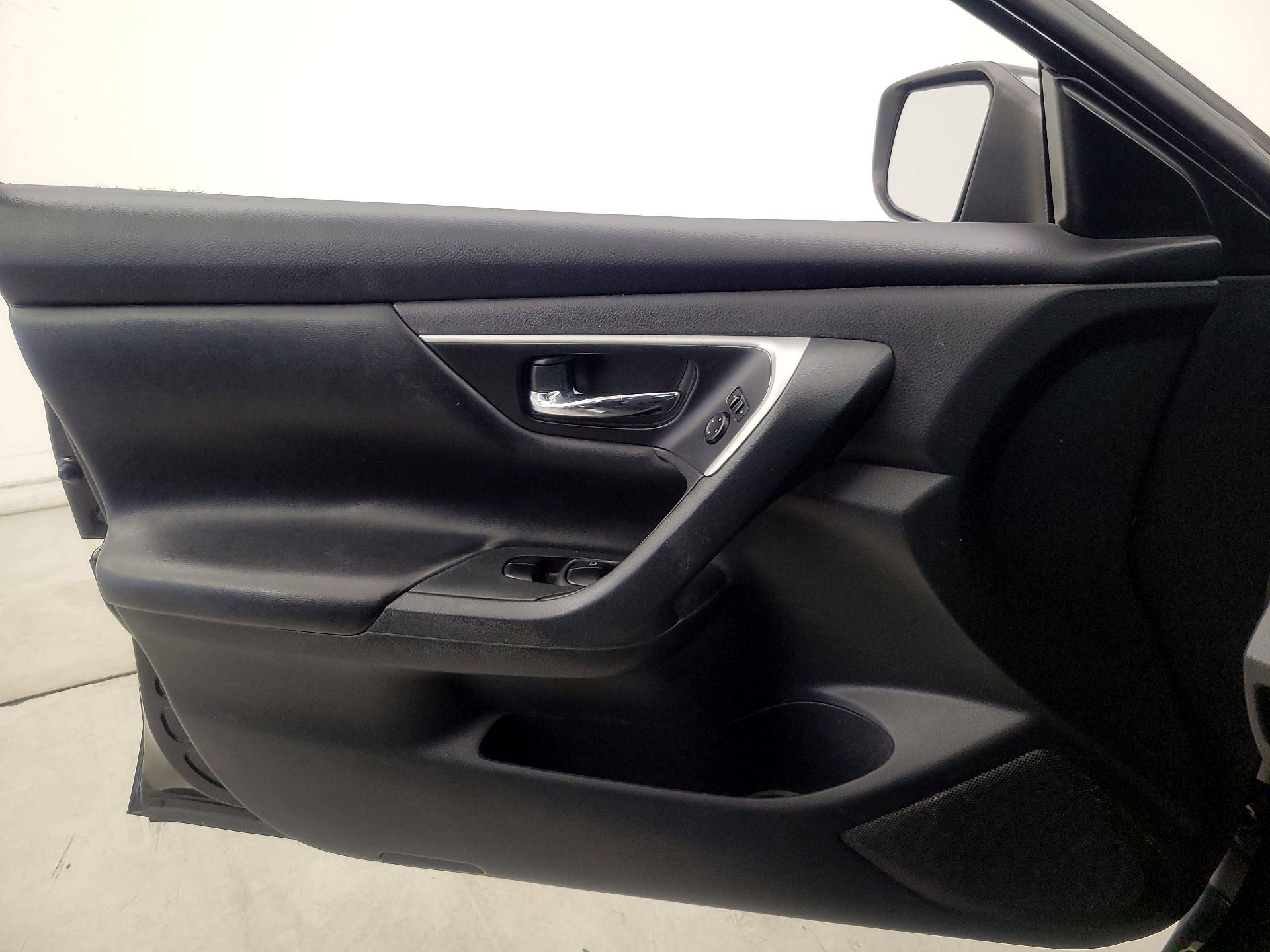 Thumbnail: 2017 Nissan Altima - 12