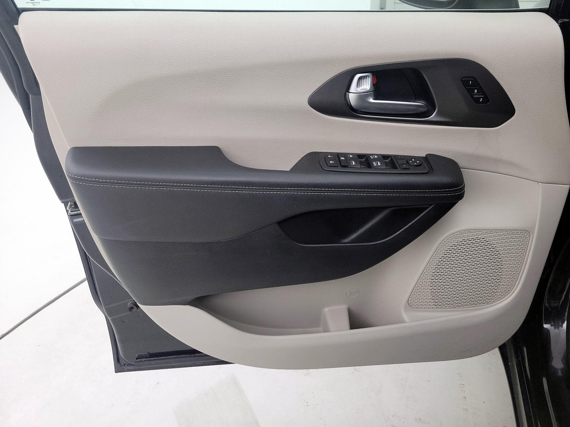 Thumbnail: 2023 Chrysler Pacifica - 12