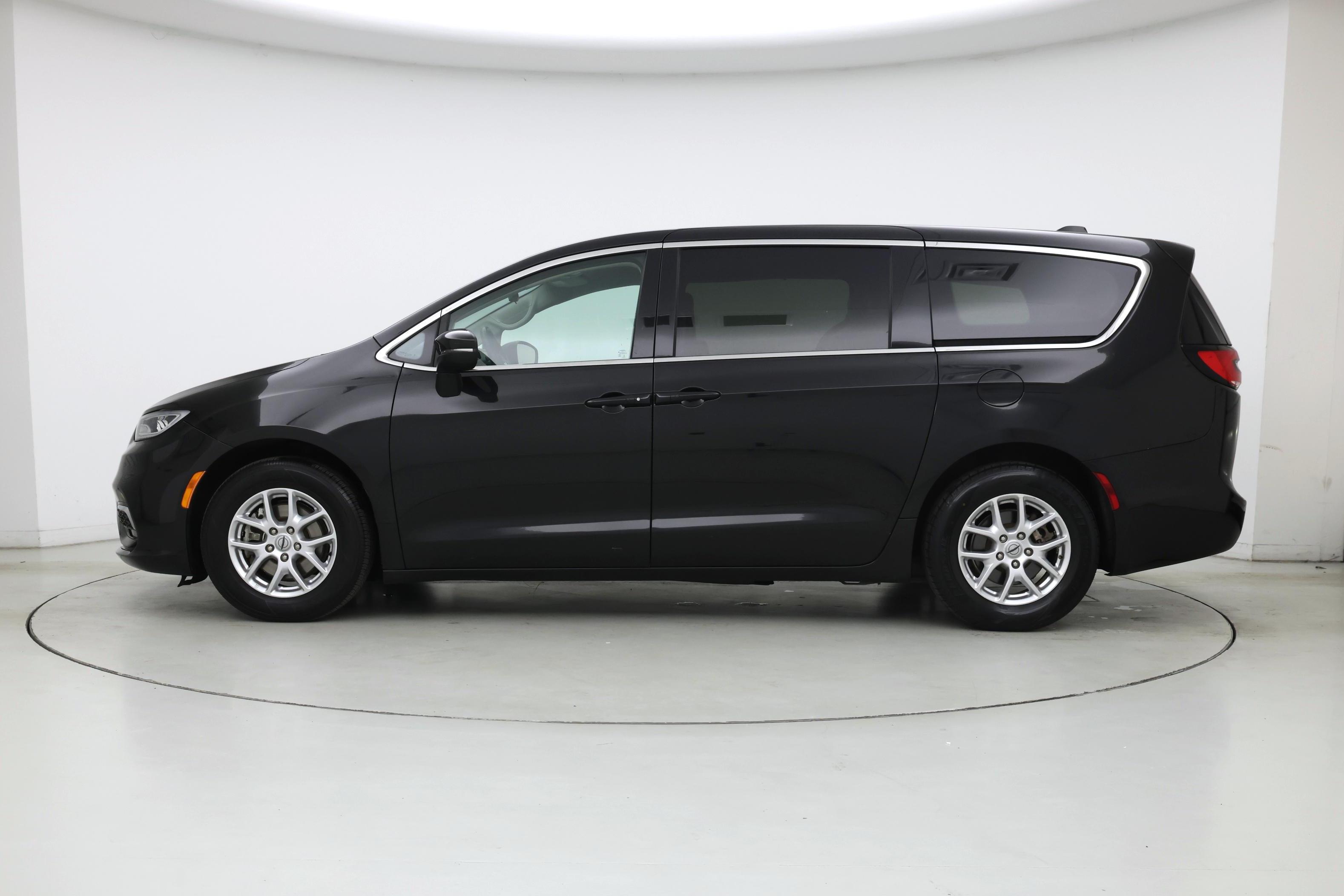 Thumbnail: 2023 Chrysler Pacifica - 3