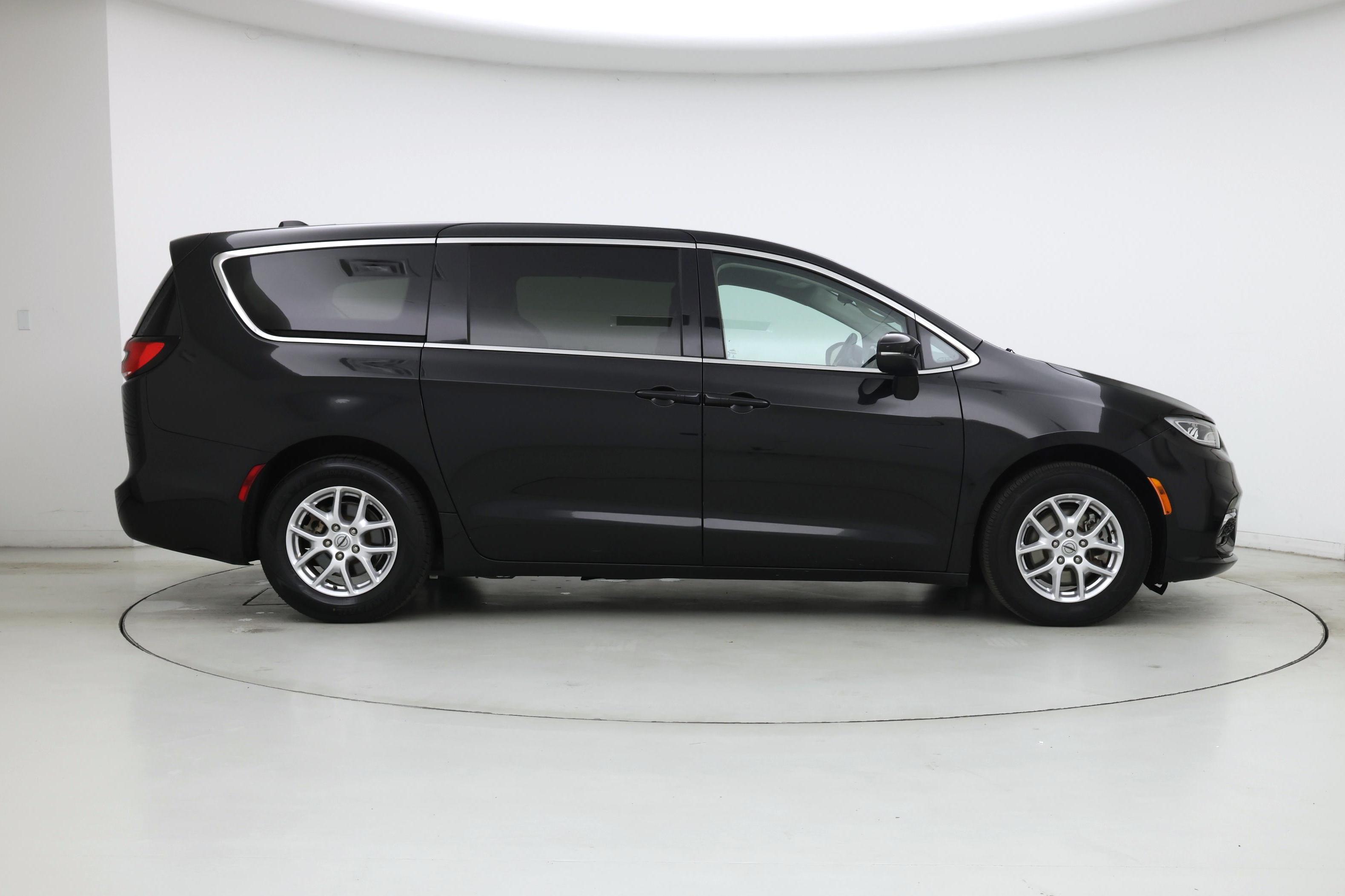 Thumbnail: 2023 Chrysler Pacifica - 7