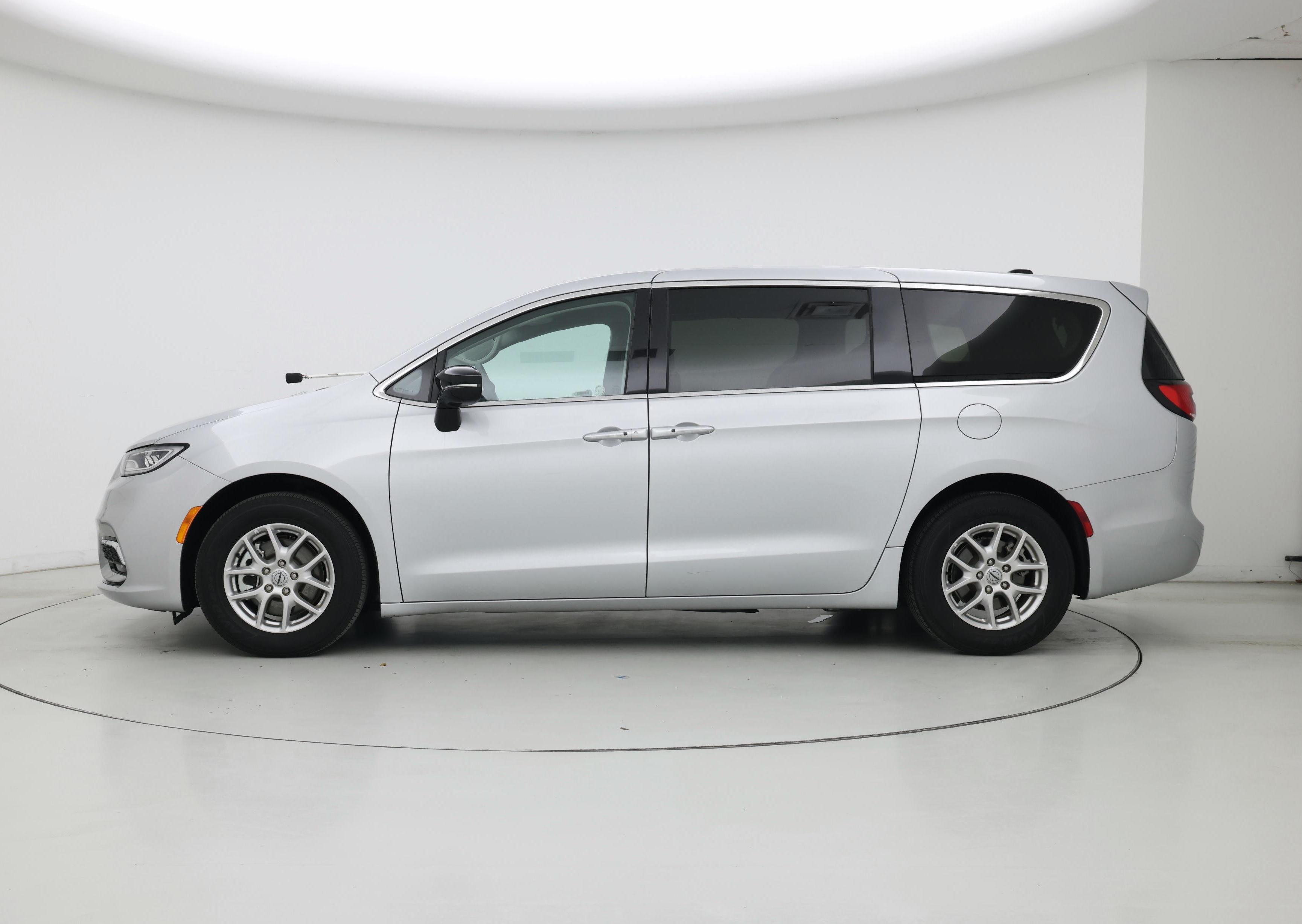 Thumbnail: 2024 Chrysler Pacifica - 3