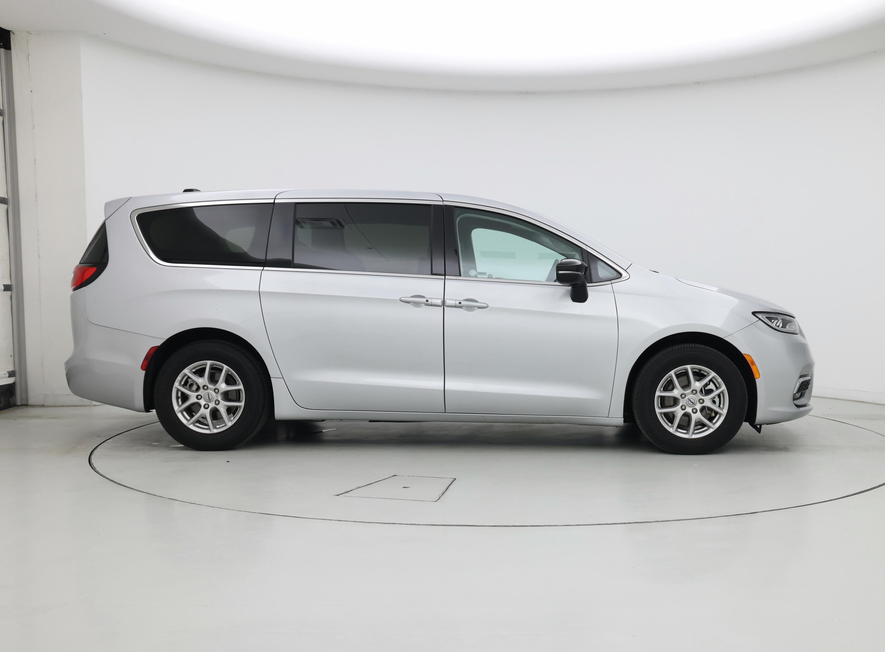 Thumbnail: 2024 Chrysler Pacifica - 7