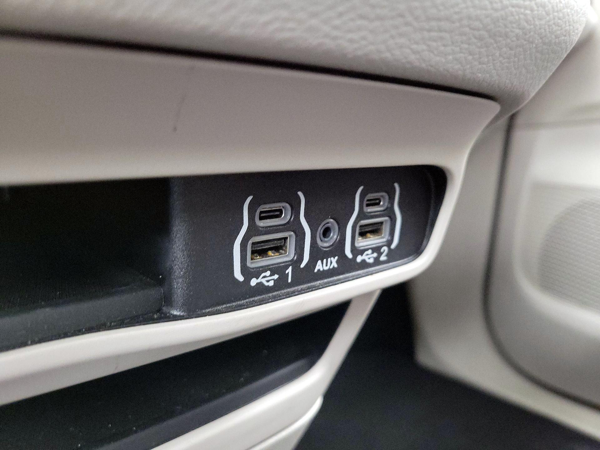 Thumbnail: 2023 Chrysler Pacifica - 18