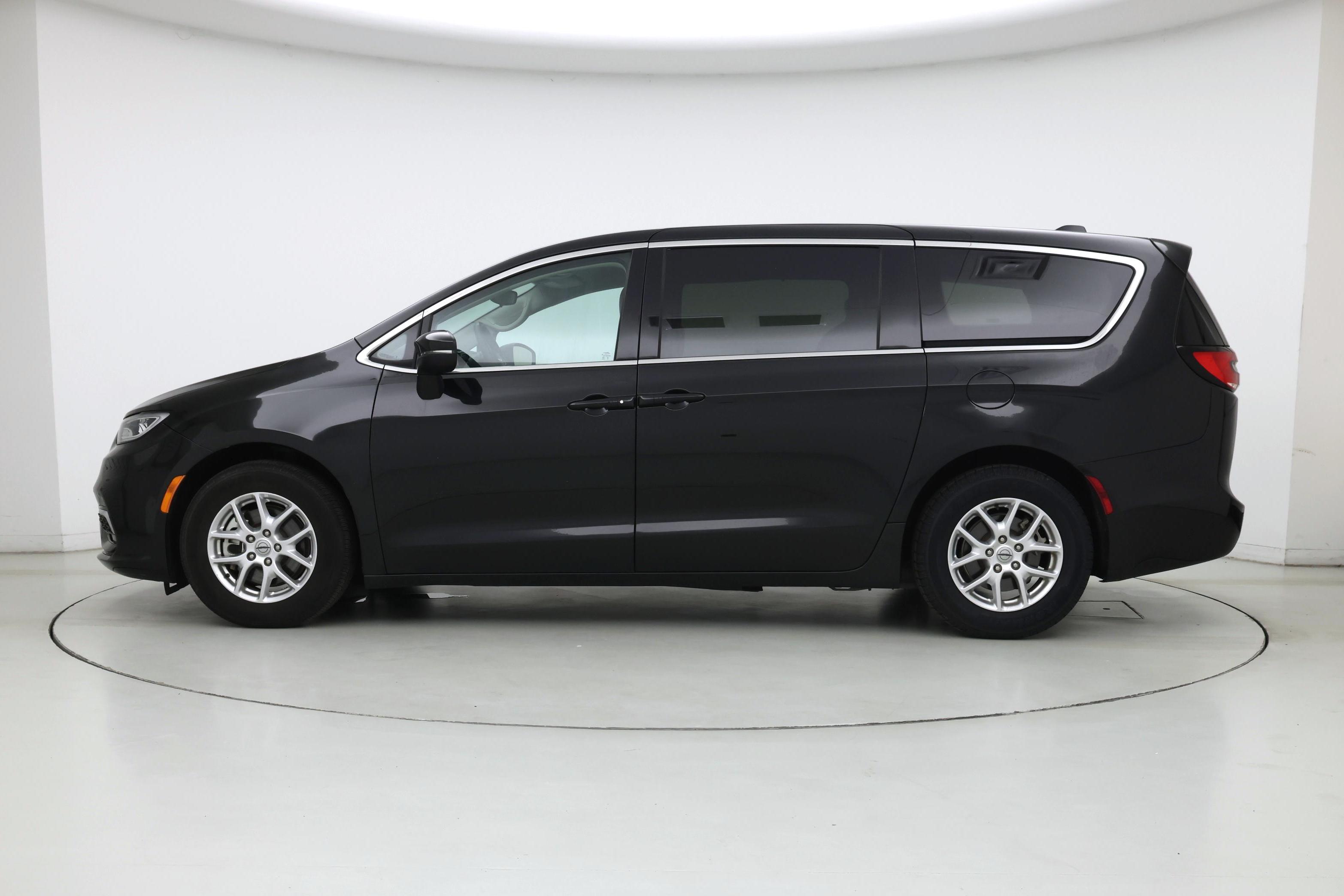 Thumbnail: 2023 Chrysler Pacifica - 3