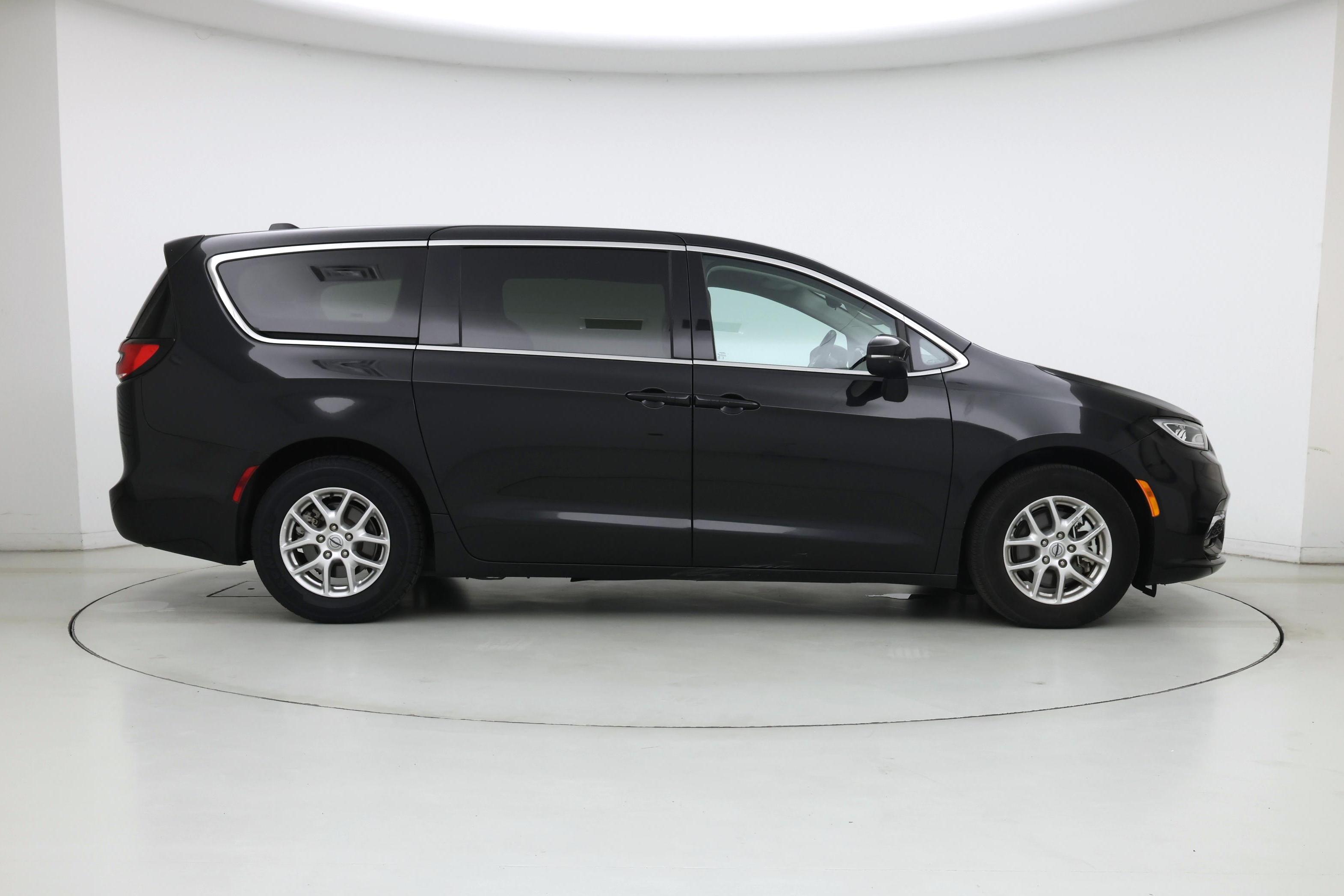 Thumbnail: 2023 Chrysler Pacifica - 7