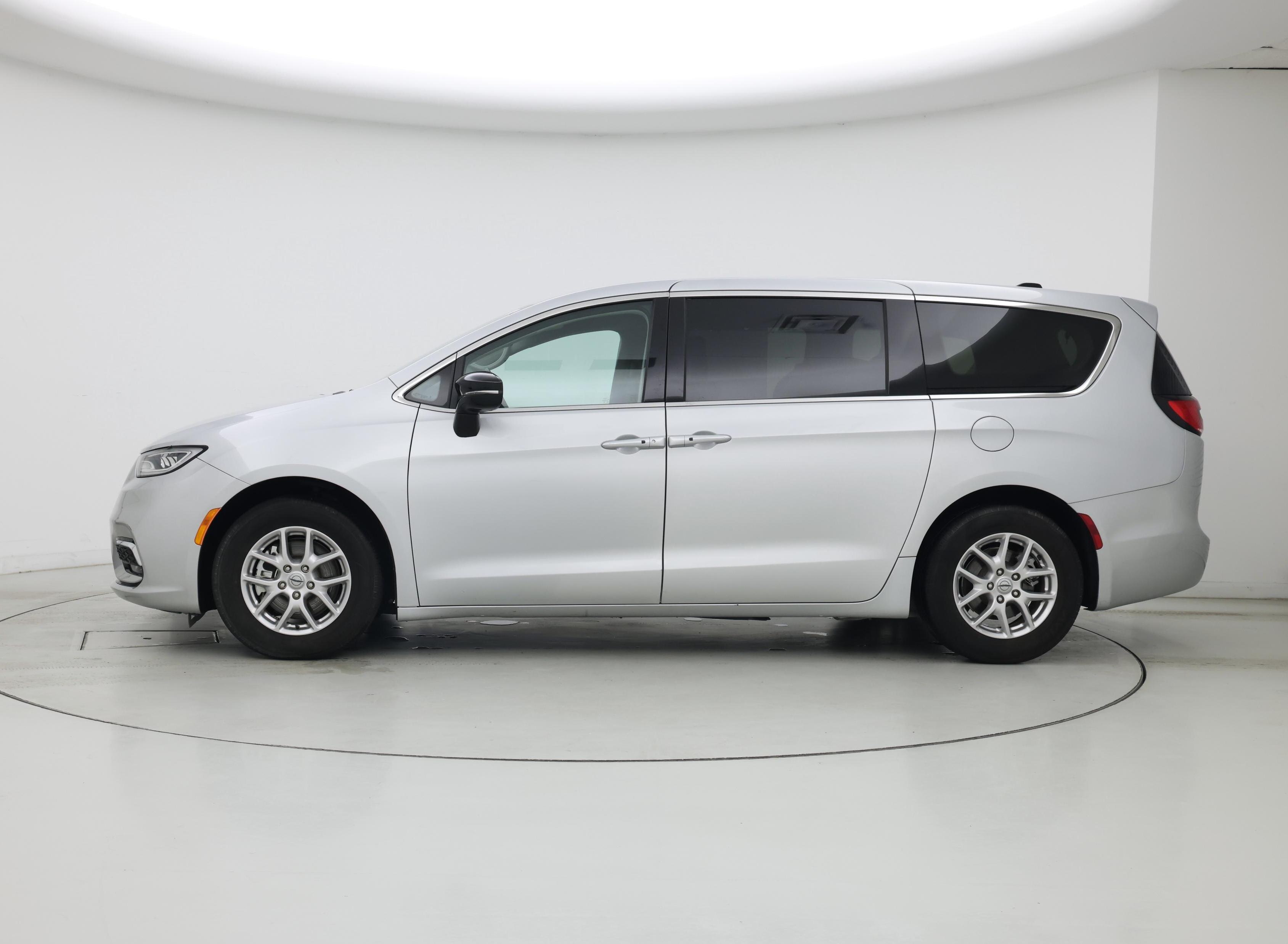 Thumbnail: 2024 Chrysler Pacifica - 3