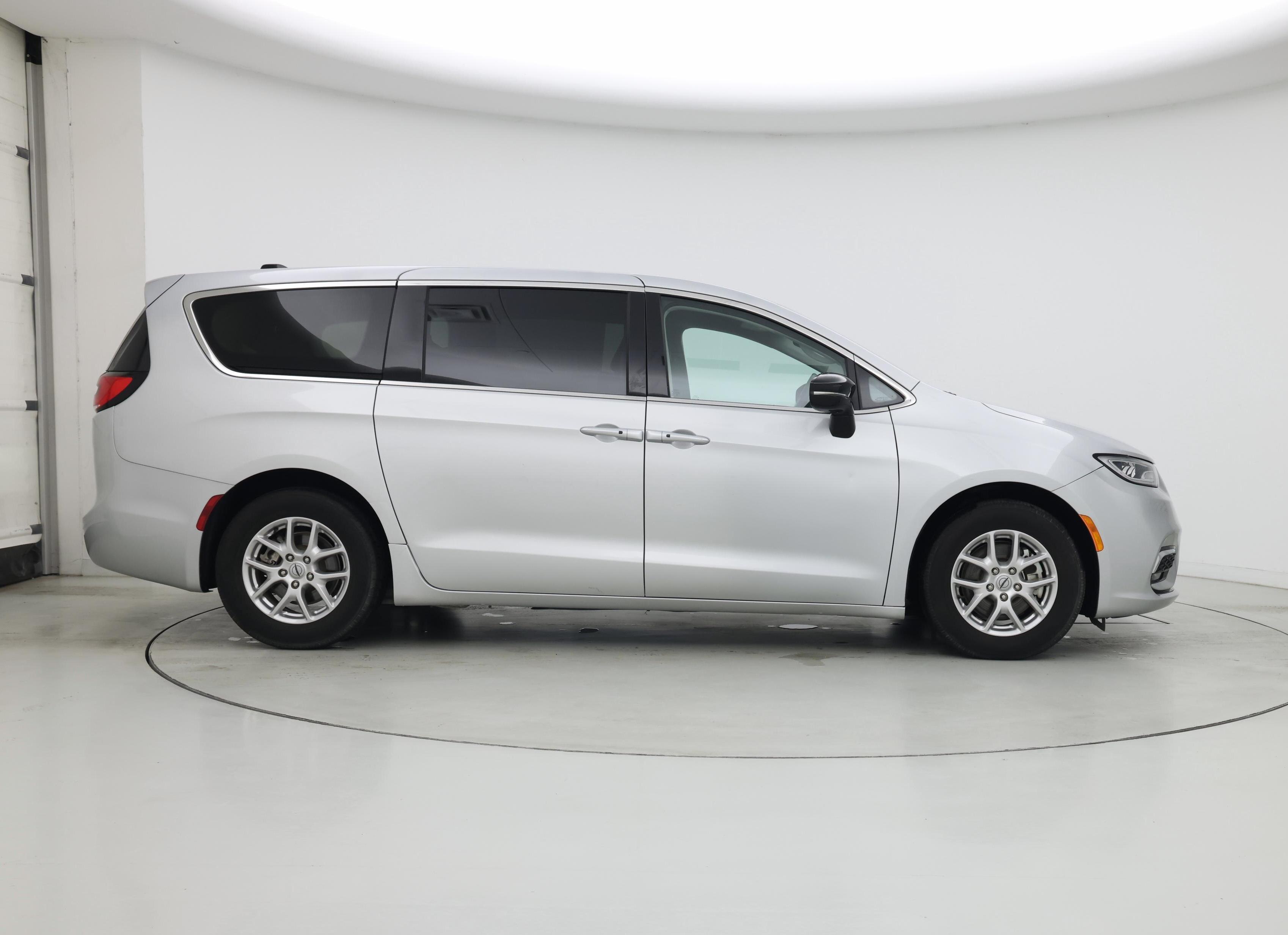 Thumbnail: 2024 Chrysler Pacifica - 7