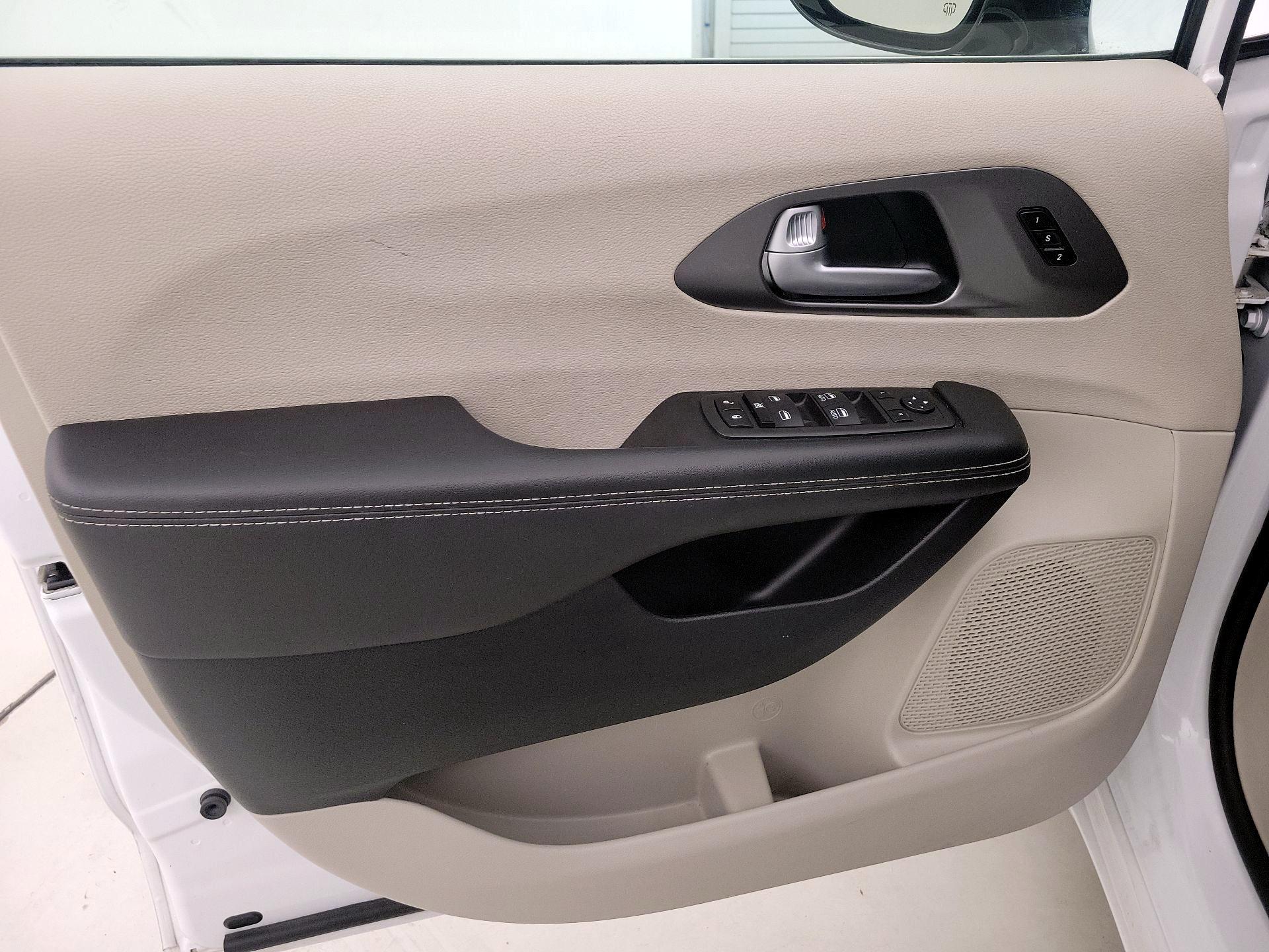 Thumbnail: 2024 Chrysler Pacifica - 12